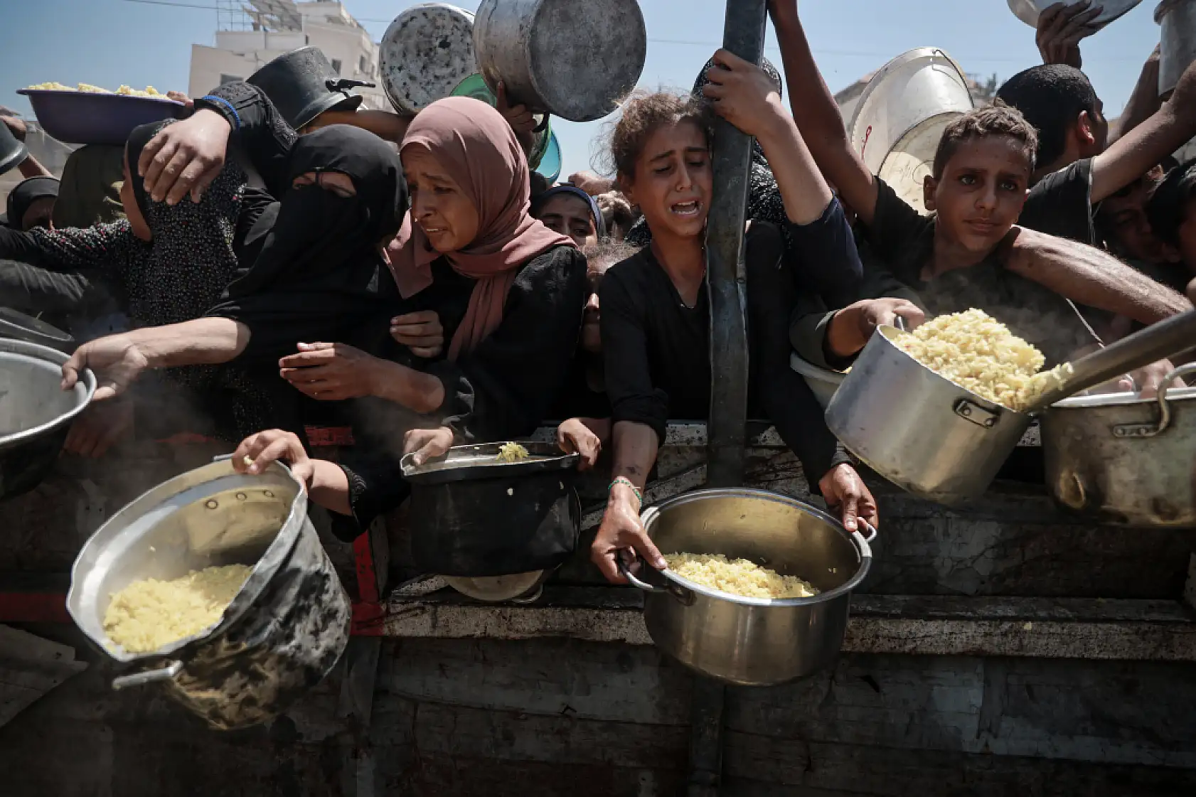 Gazze'de Filistinlilere, yemek dağıtıldı