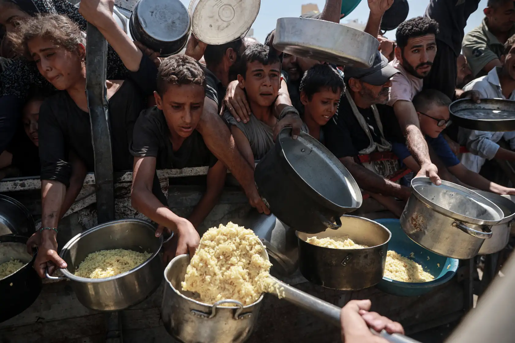 Gazze'de Filistinlilere, yemek dağıtıldı