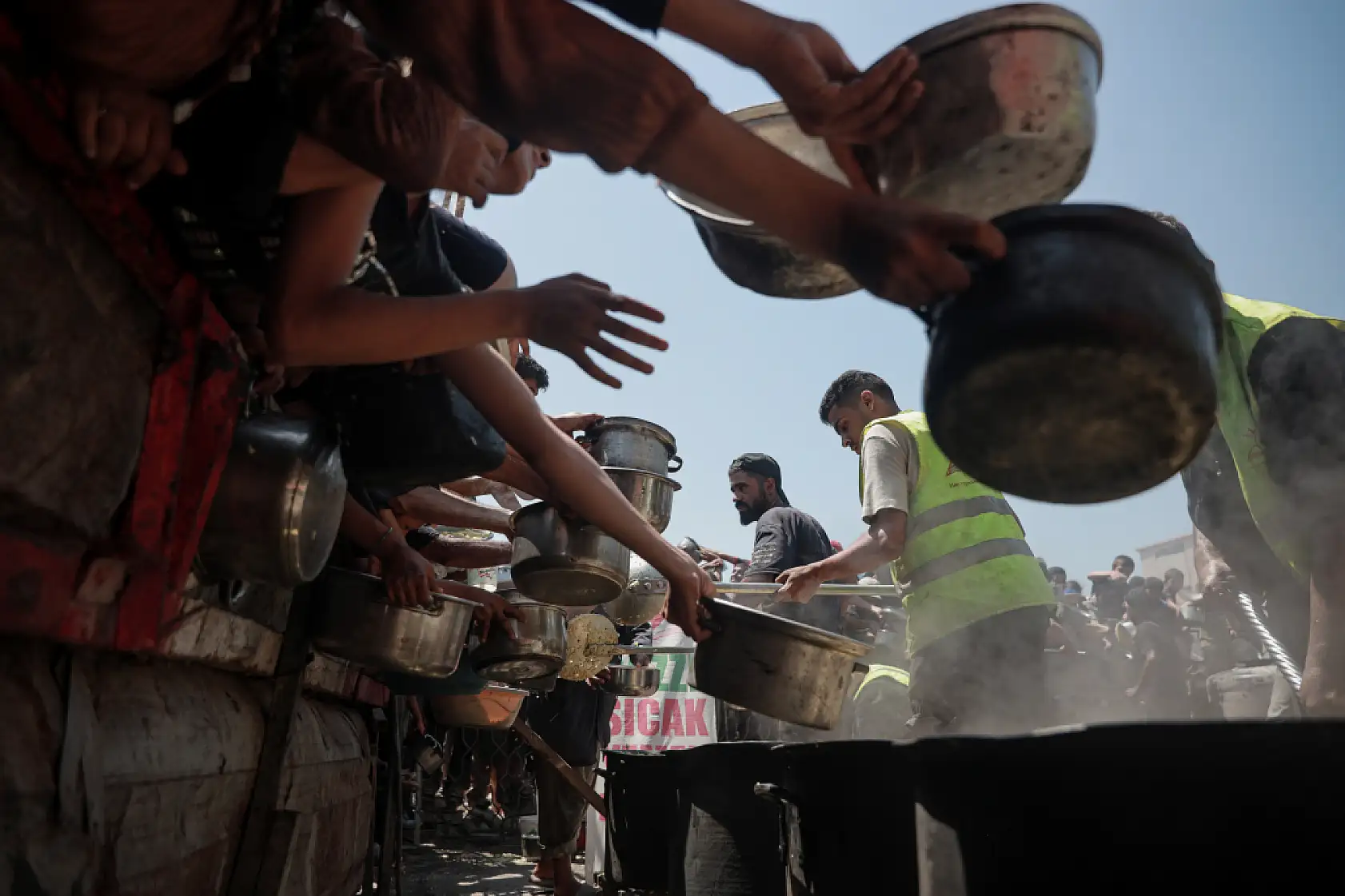 Gazze'de Filistinlilere, yemek dağıtıldı