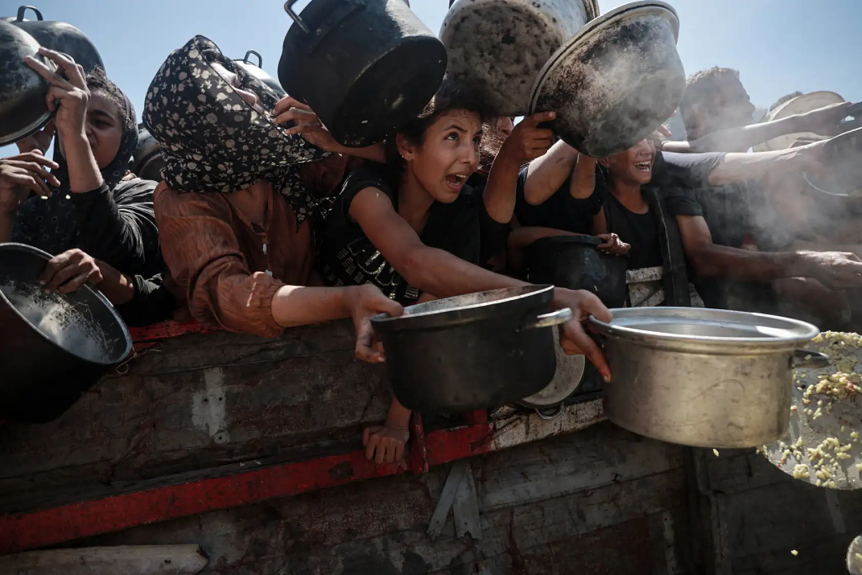 Gazze'de Filistinlilere, yemek dağıtıldı