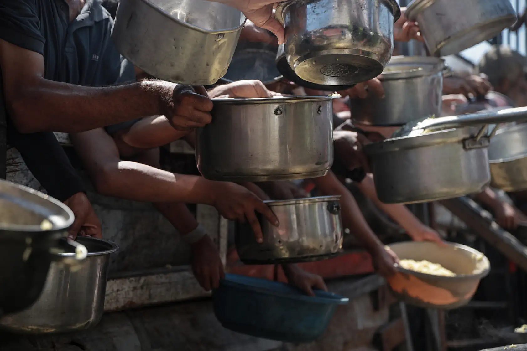 Gazze'de Filistinlilere, yemek dağıtıldı