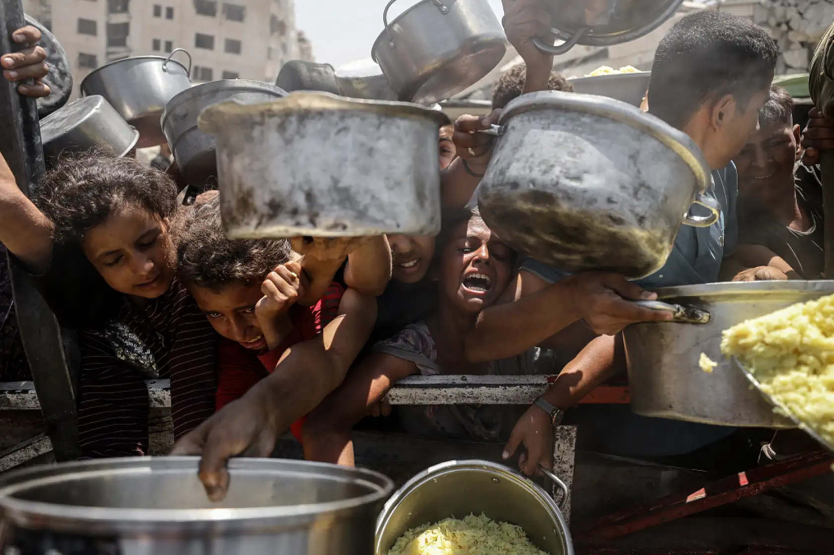 Gazze'de Filistinlilere yemek dağıtıldı
