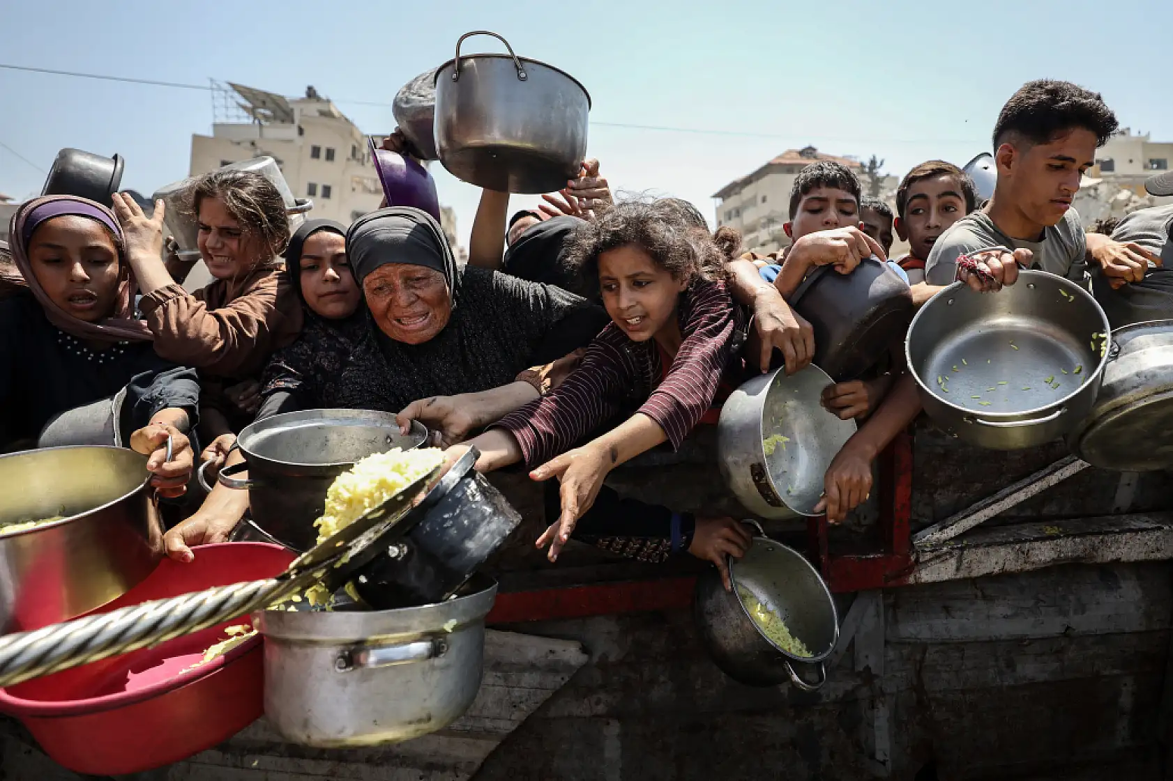 Gazze'de Filistinlilere yemek dağıtıldı