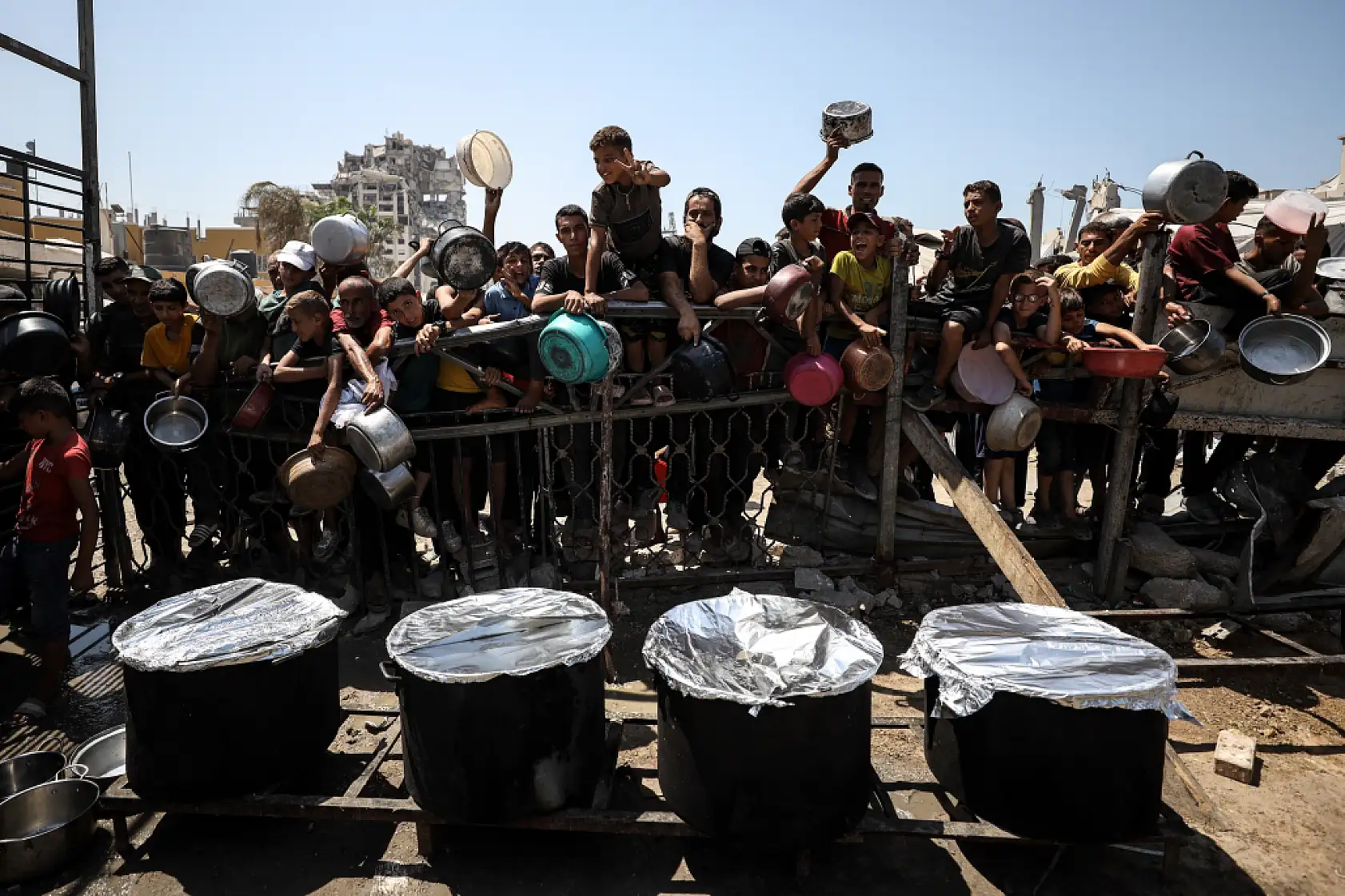 Gazze'de Filistinlilere yemek dağıtıldı