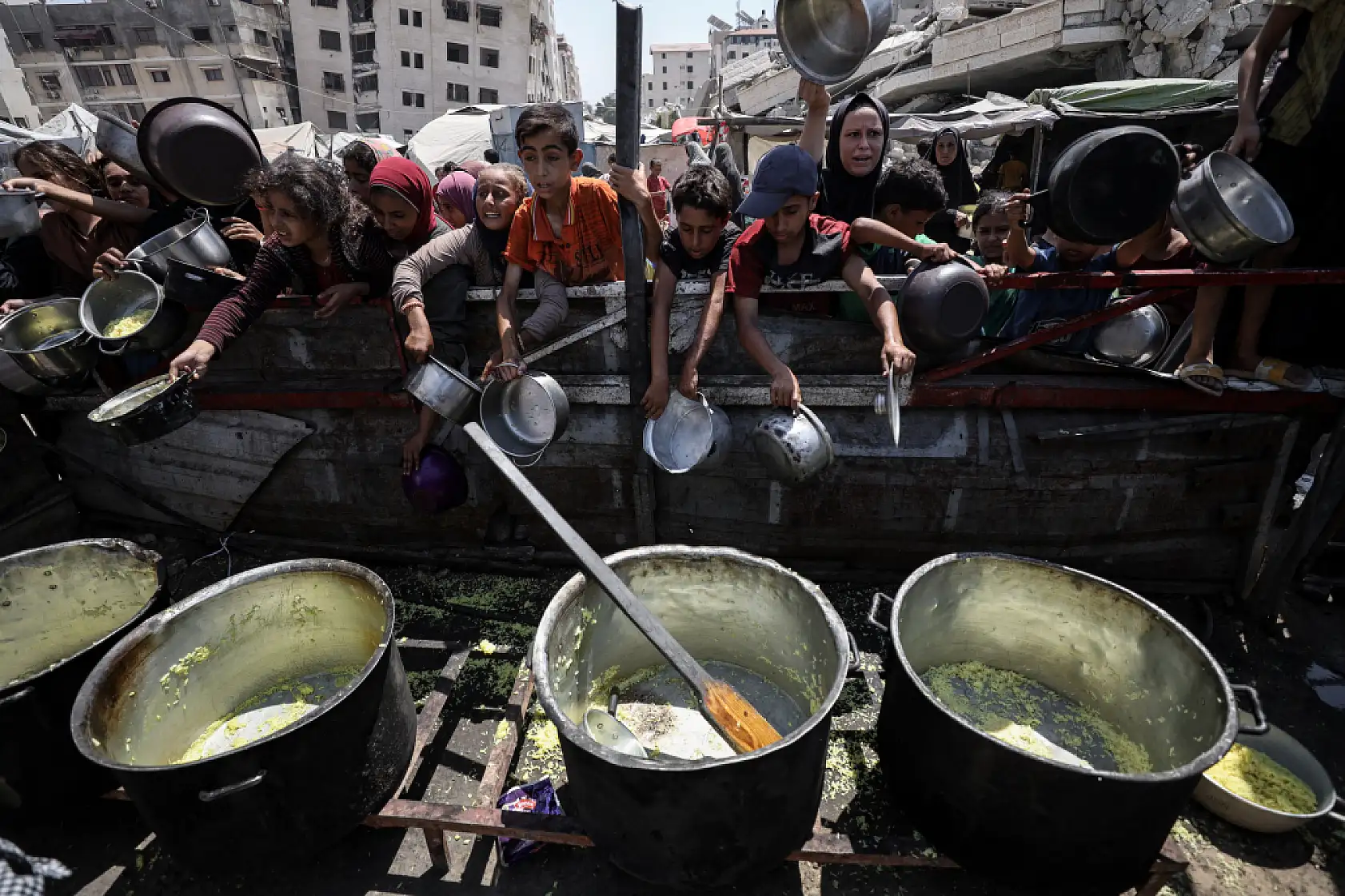 Gazze'de Filistinlilere yemek dağıtıldı