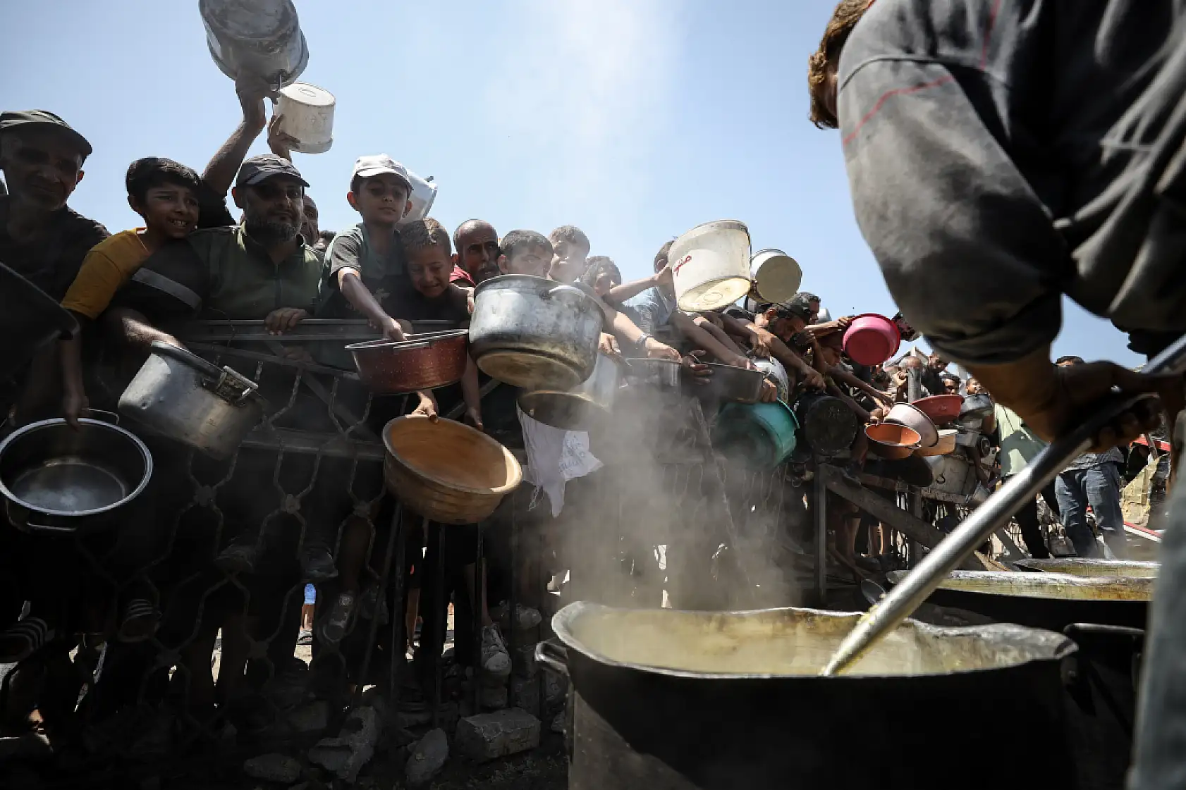 Gazze'de Filistinlilere yemek dağıtıldı