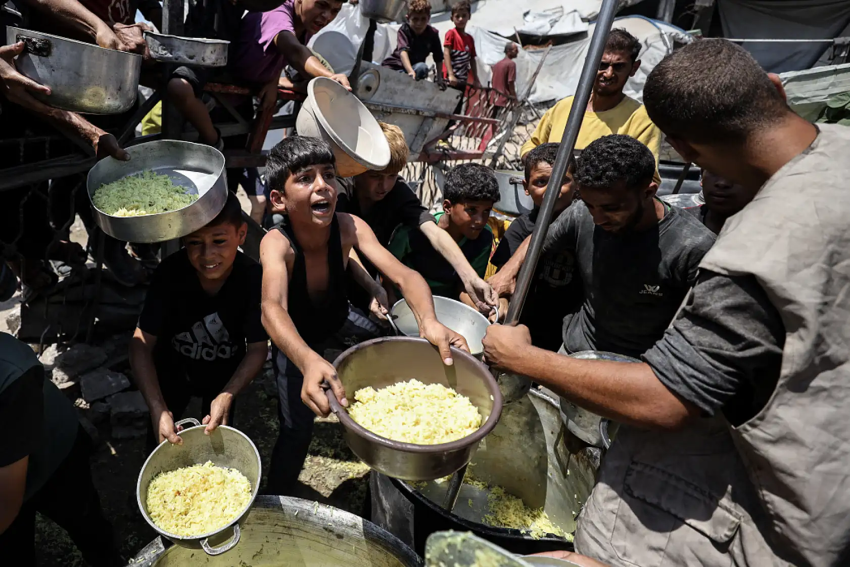 Gazze'de Filistinlilere yemek dağıtıldı
