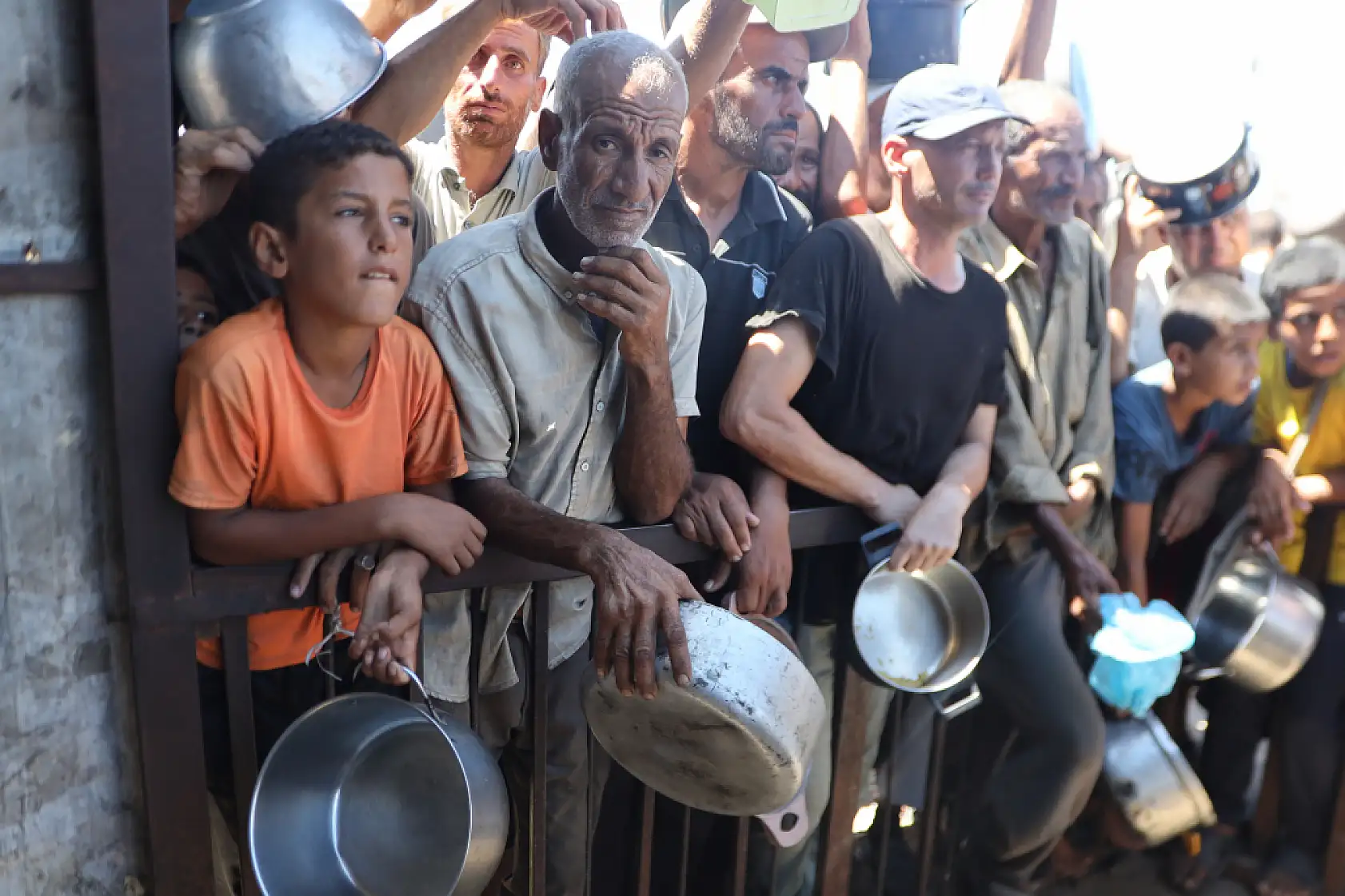 Açlıkla mücadele eden Filistinlilere yemek dağıtıldı