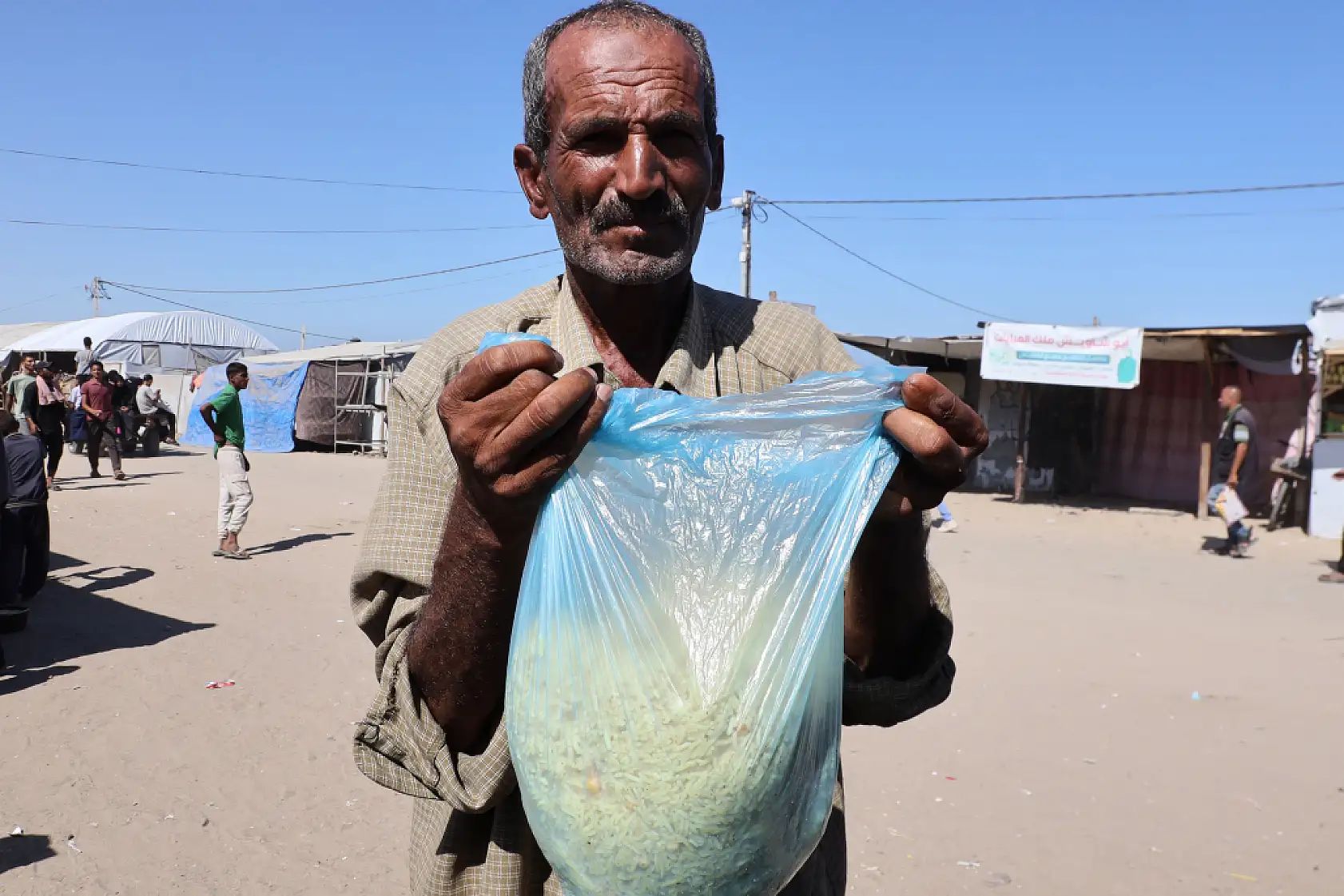 Açlıkla mücadele eden Filistinlilere yemek dağıtıldı