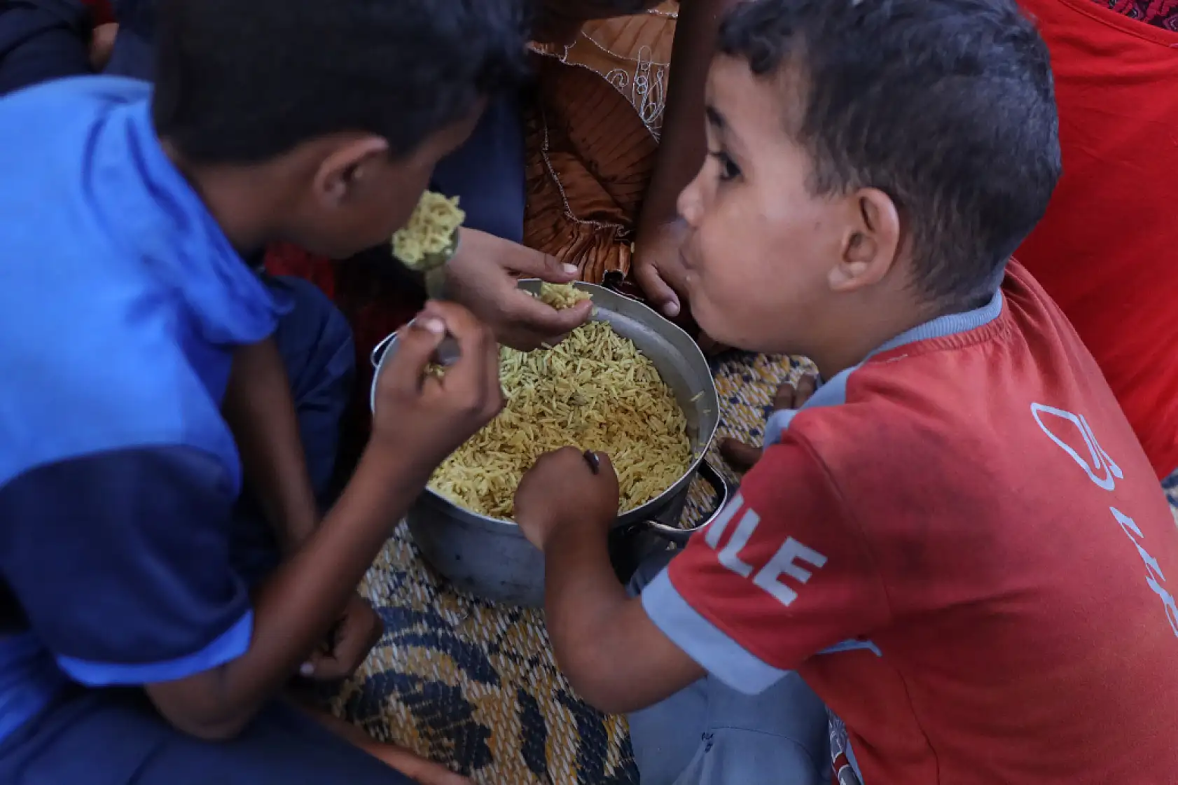 Açlıkla mücadele eden Filistinlilere yemek dağıtıldı
