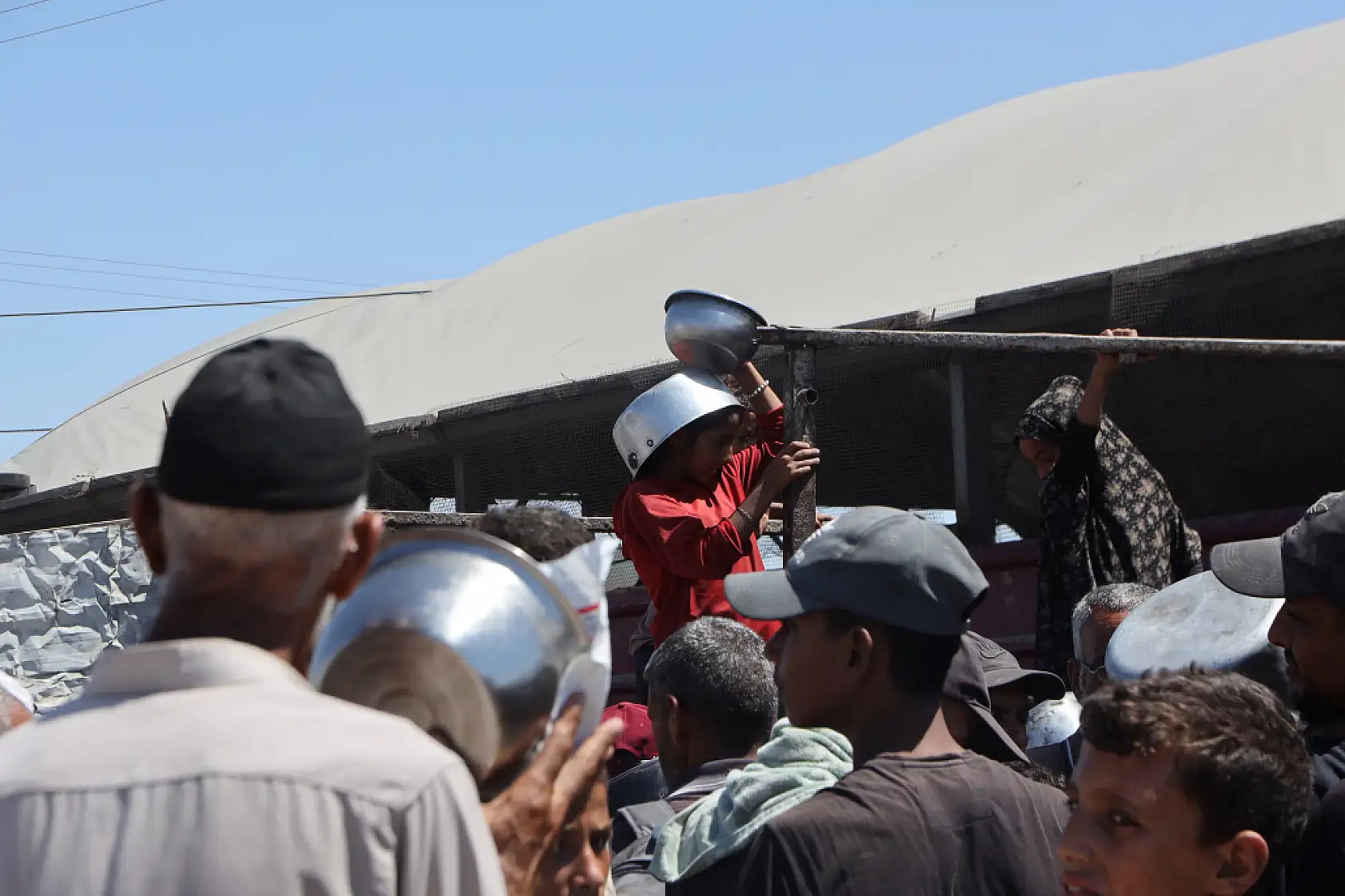 Açlıkla mücadele eden Filistinlilere yemek dağıtıldı