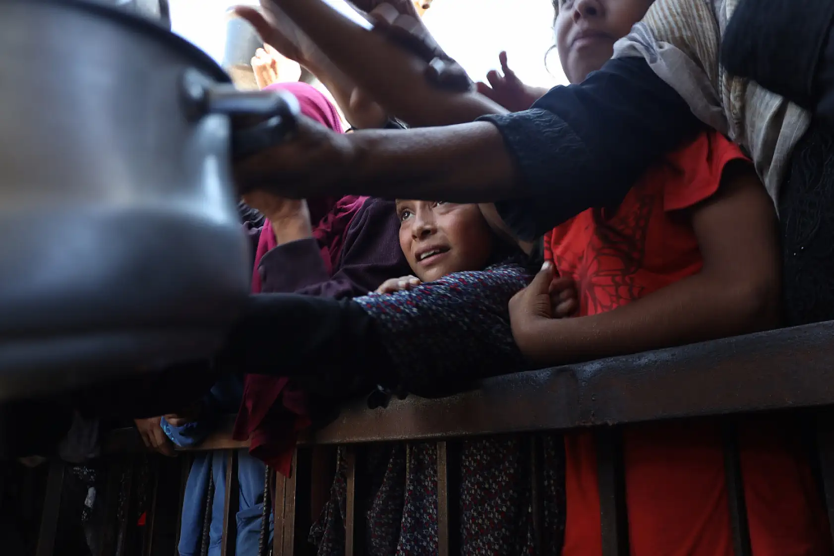 Açlıkla mücadele eden Filistinlilere yemek dağıtıldı