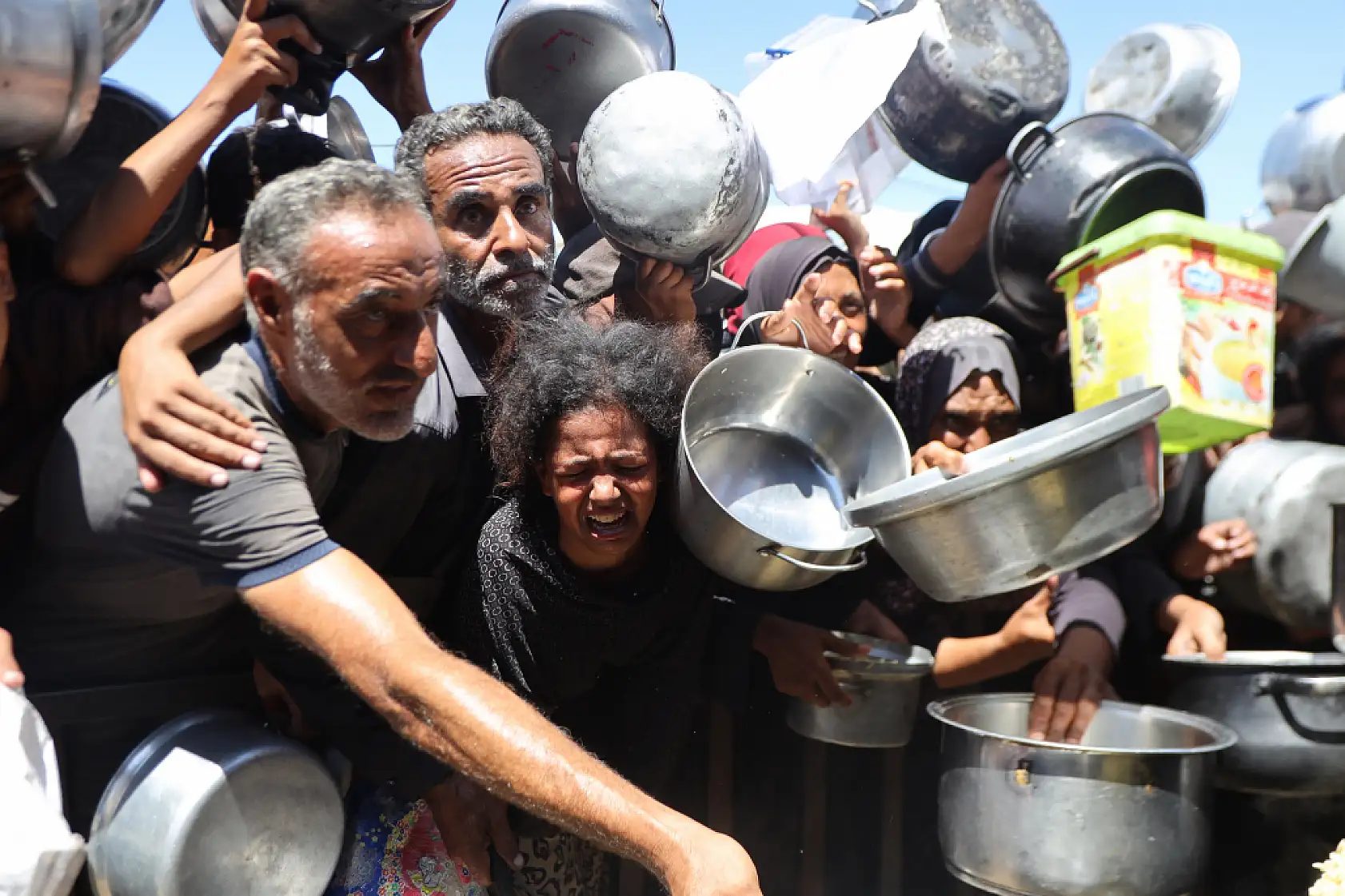Açlıkla mücadele eden Filistinlilere yemek dağıtıldı