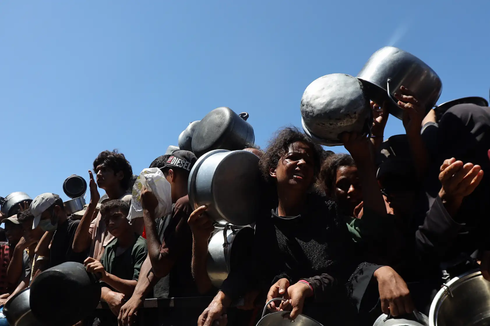 Açlıkla mücadele eden Filistinlilere yemek dağıtıldı