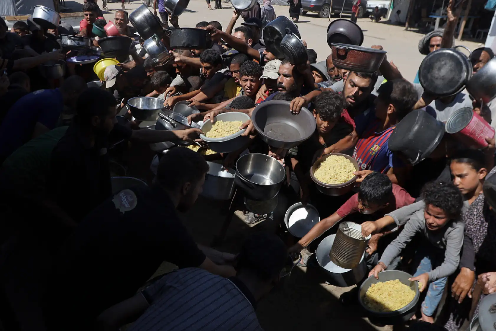 Açlıkla mücadele eden Filistinlilere yemek dağıtıldı