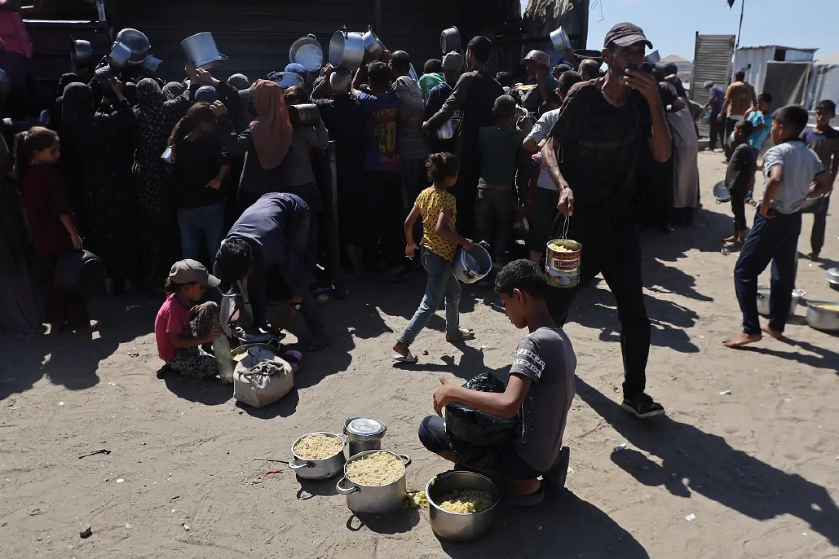 Açlıkla mücadele eden Filistinlilere yemek dağıtıldı