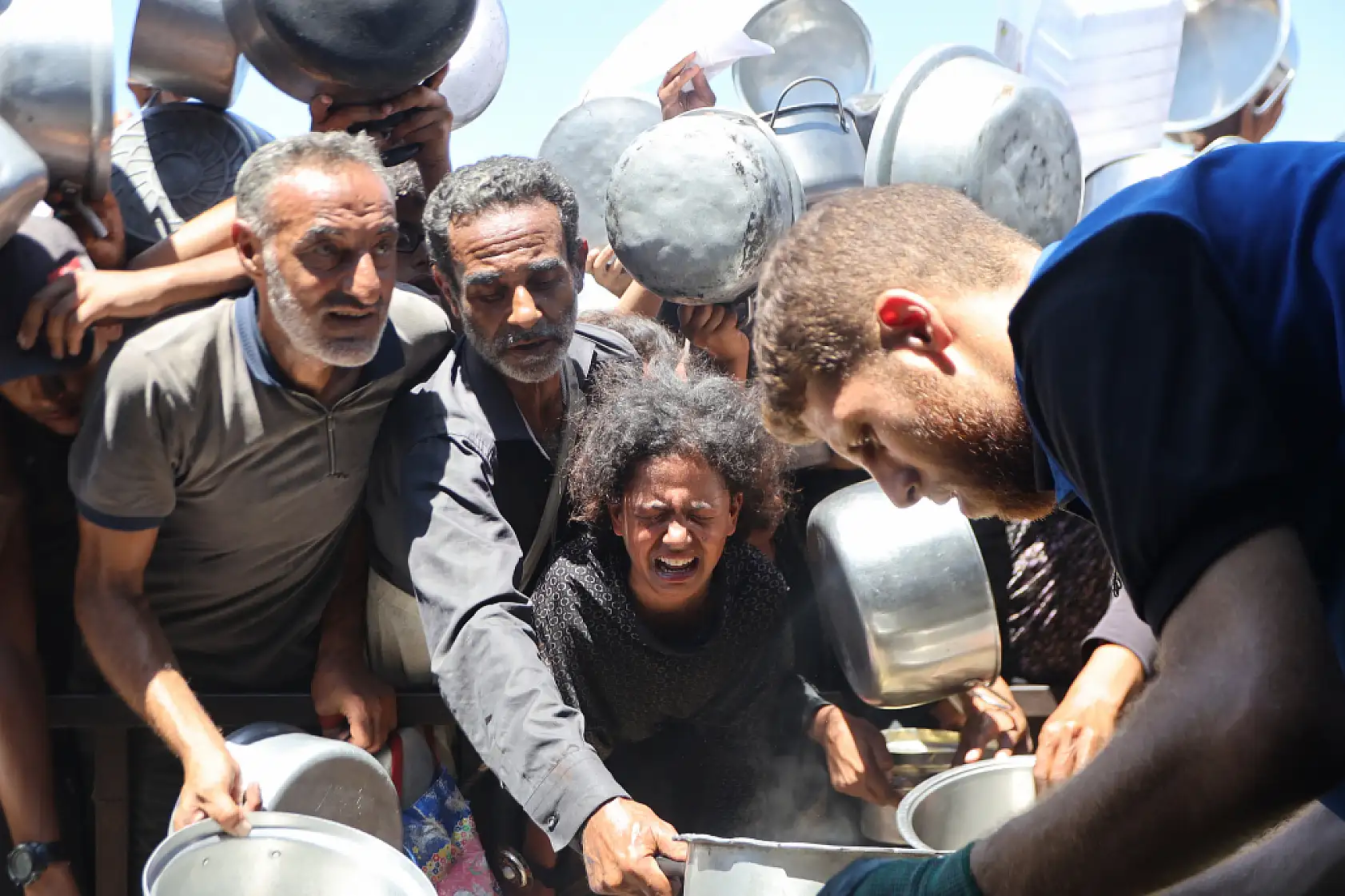 Açlıkla mücadele eden Filistinlilere yemek dağıtıldı