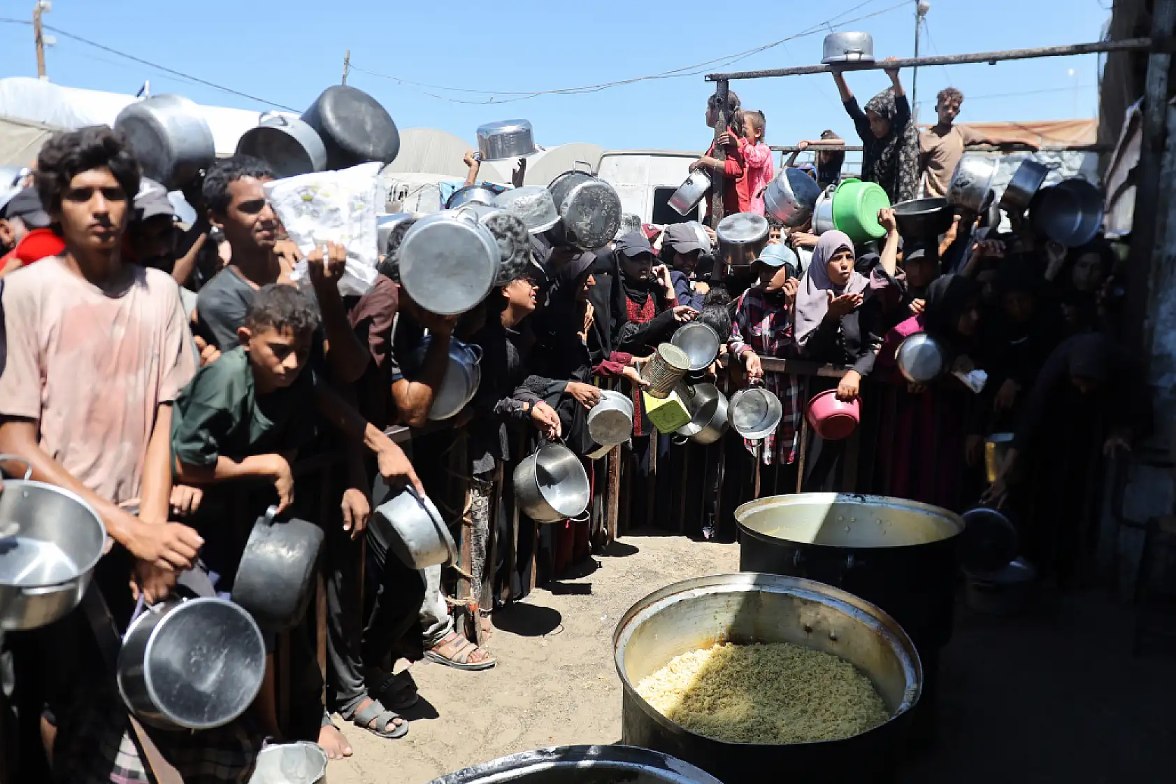 Açlıkla mücadele eden Filistinlilere yemek dağıtıldı