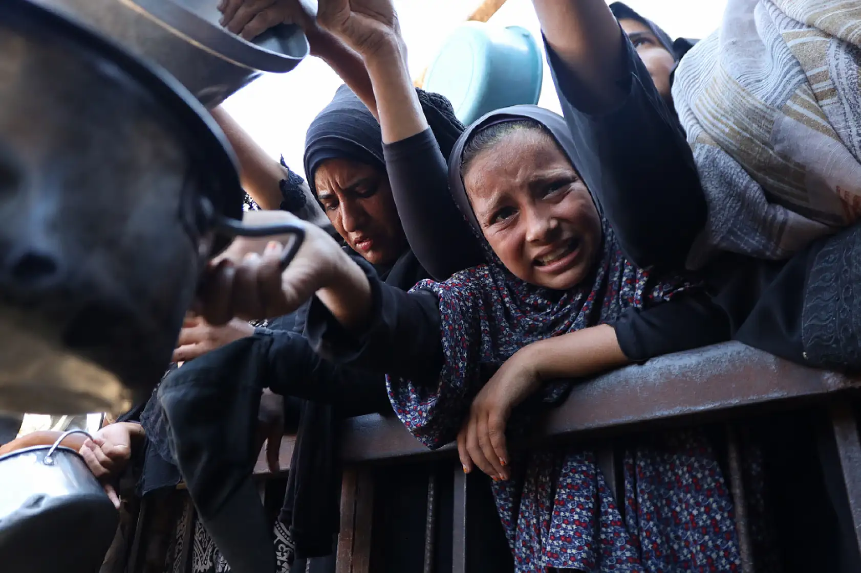 Açlıkla mücadele eden Filistinlilere yemek dağıtıldı