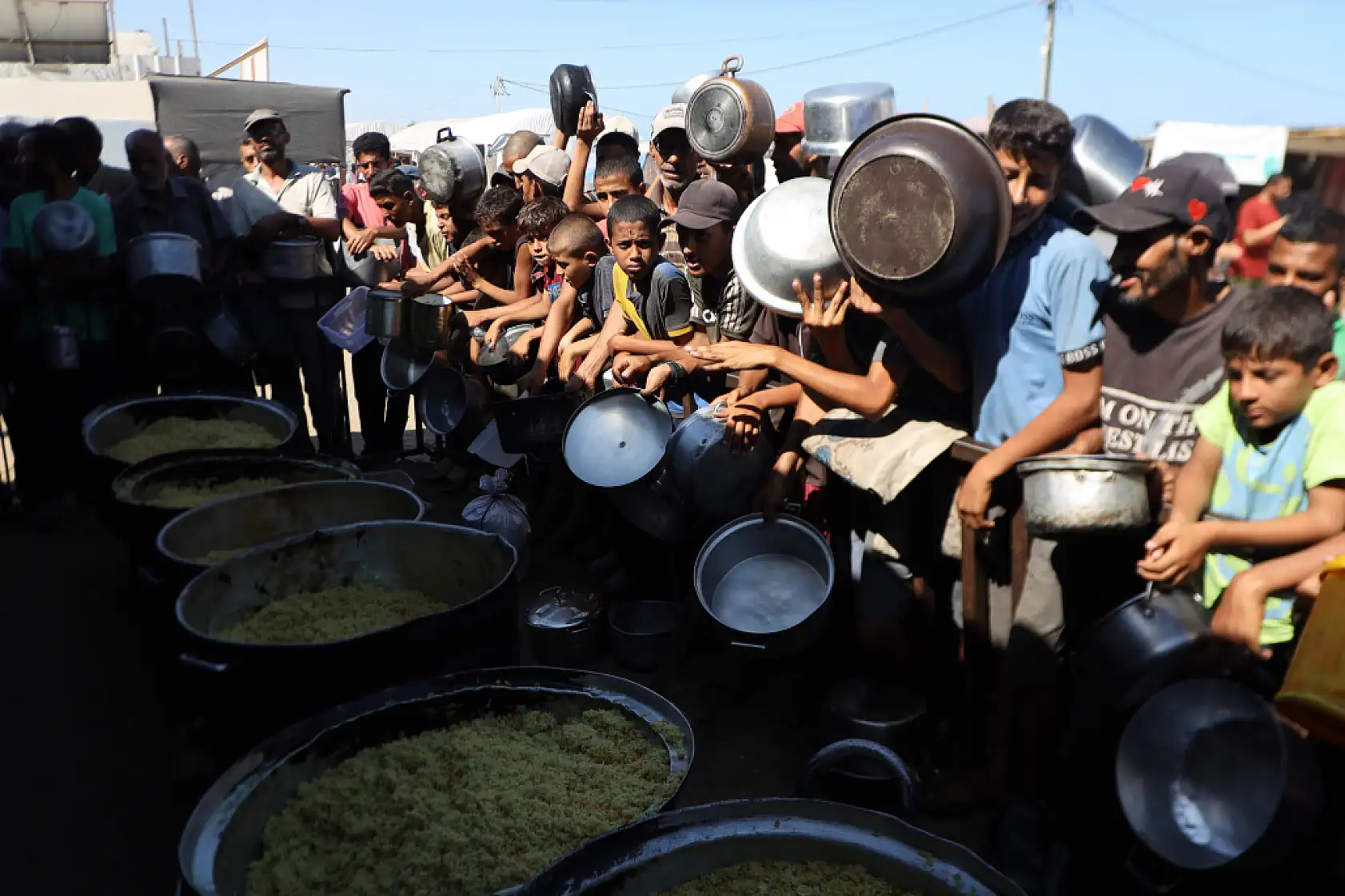 Açlıkla mücadele eden Filistinlilere yemek dağıtıldı