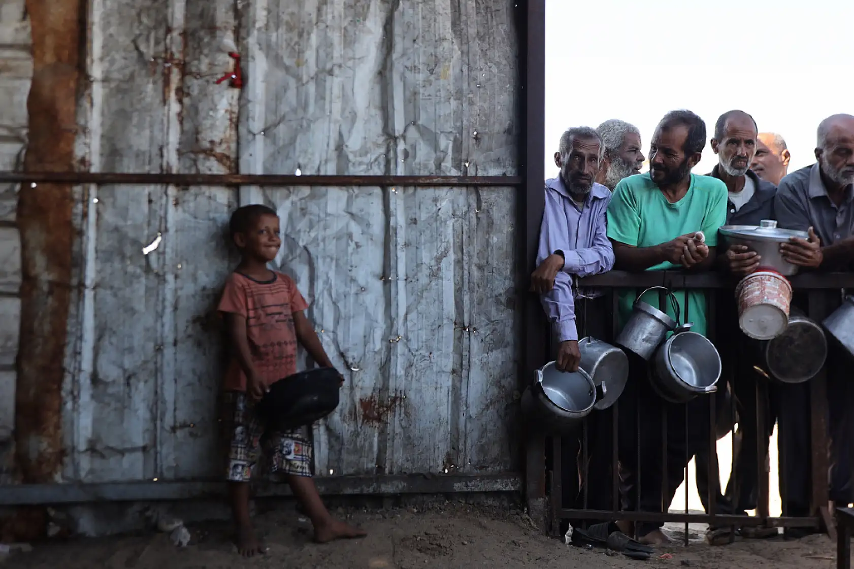 Açlıkla mücadele eden Filistinlilere yemek dağıtıldı