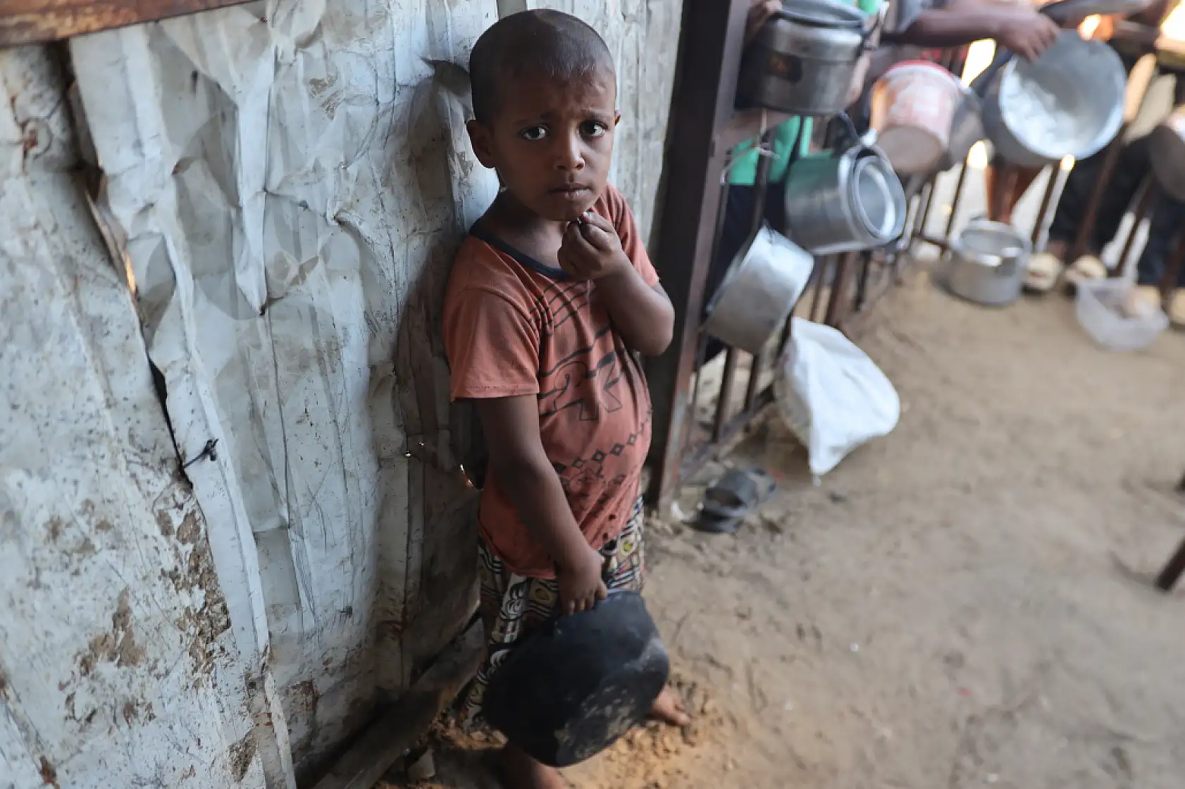 Açlıkla mücadele eden Filistinlilere yemek dağıtıldı