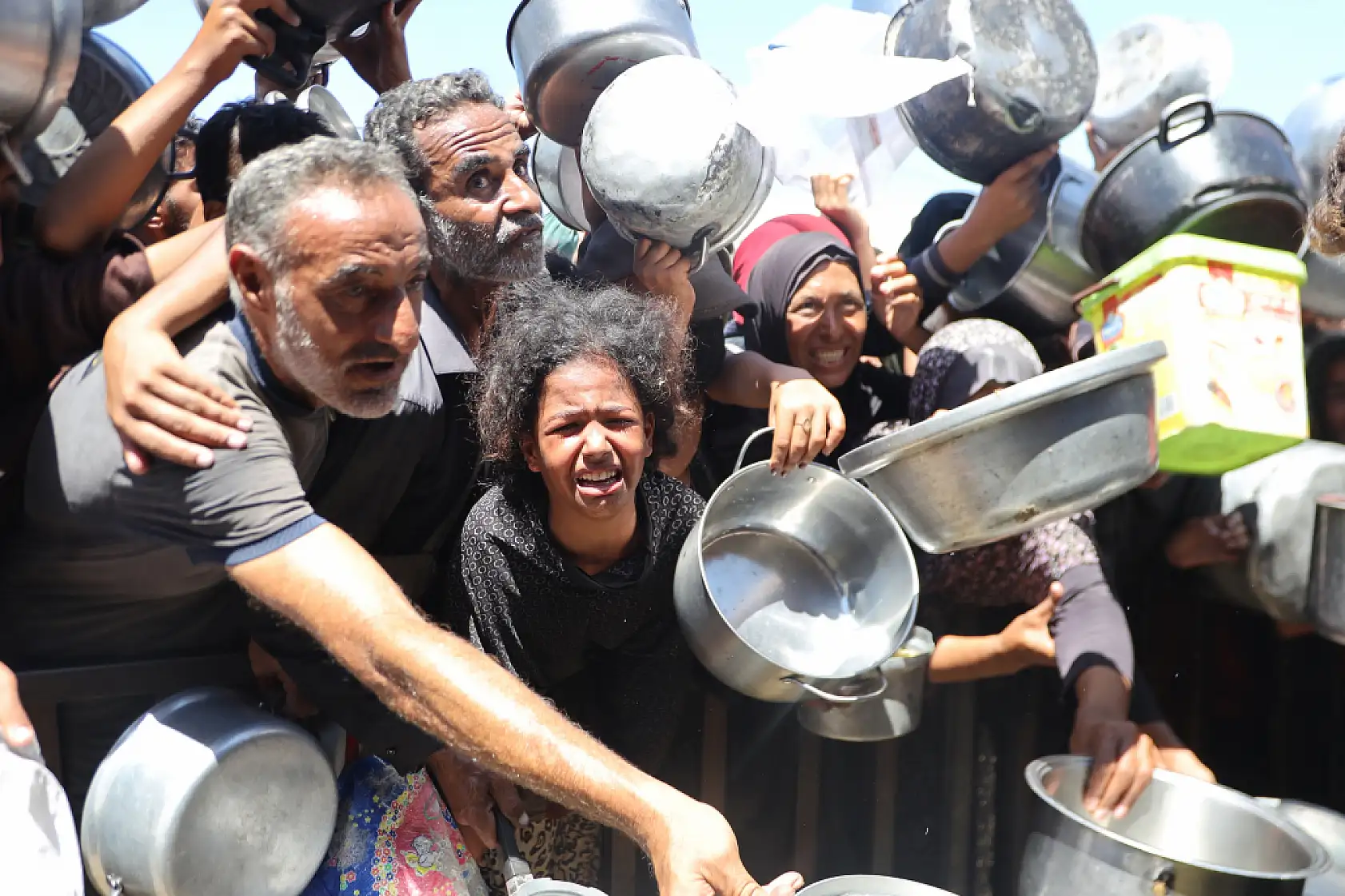 Açlıkla mücadele eden Filistinlilere yemek dağıtıldı