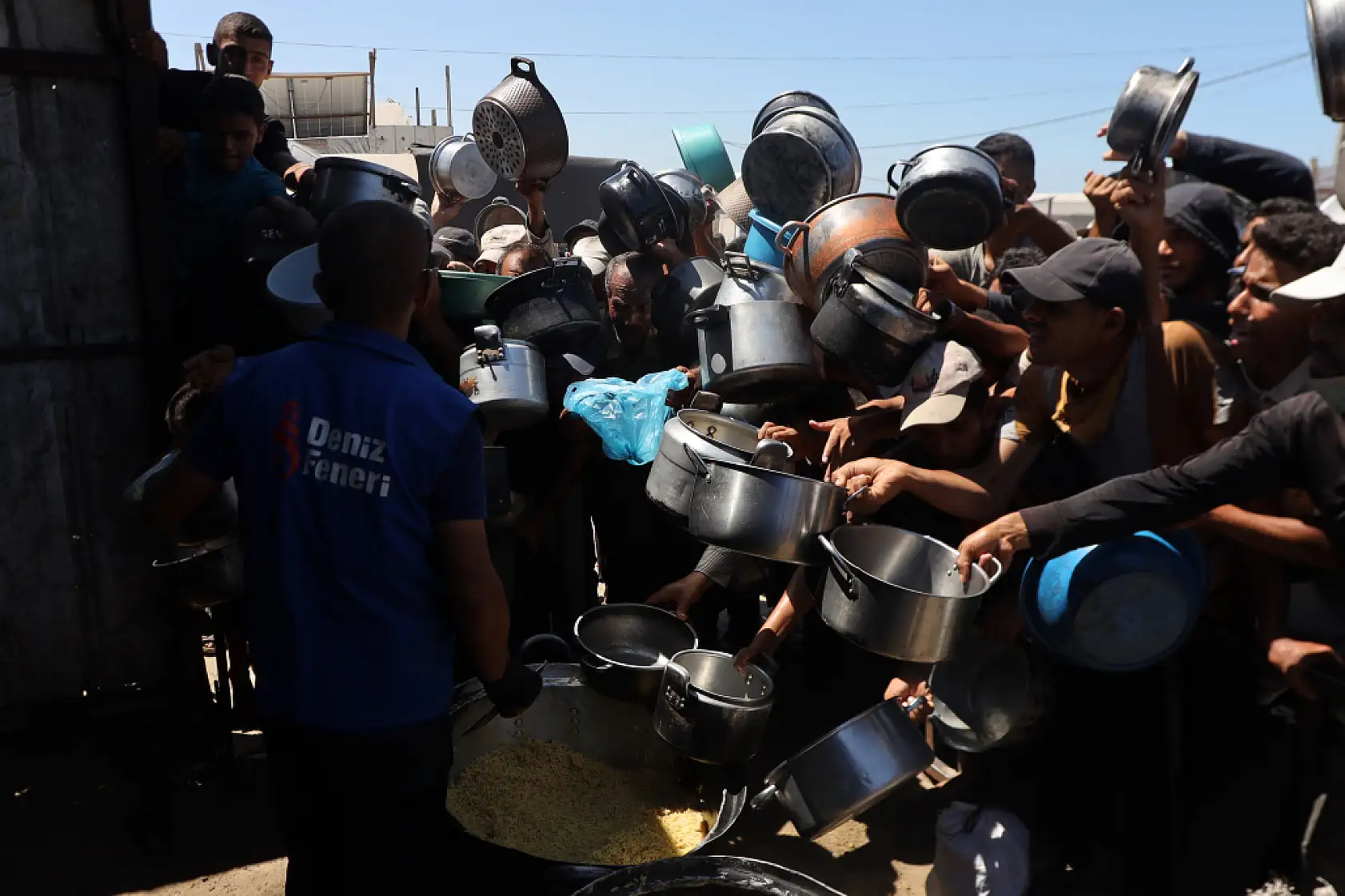 Açlıkla mücadele eden Filistinlilere yemek dağıtıldı