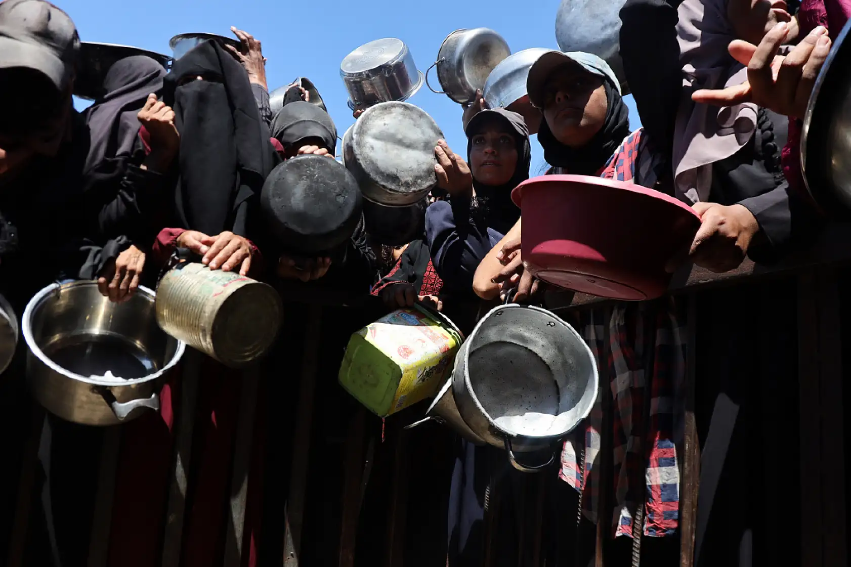Açlıkla mücadele eden Filistinlilere yemek dağıtıldı