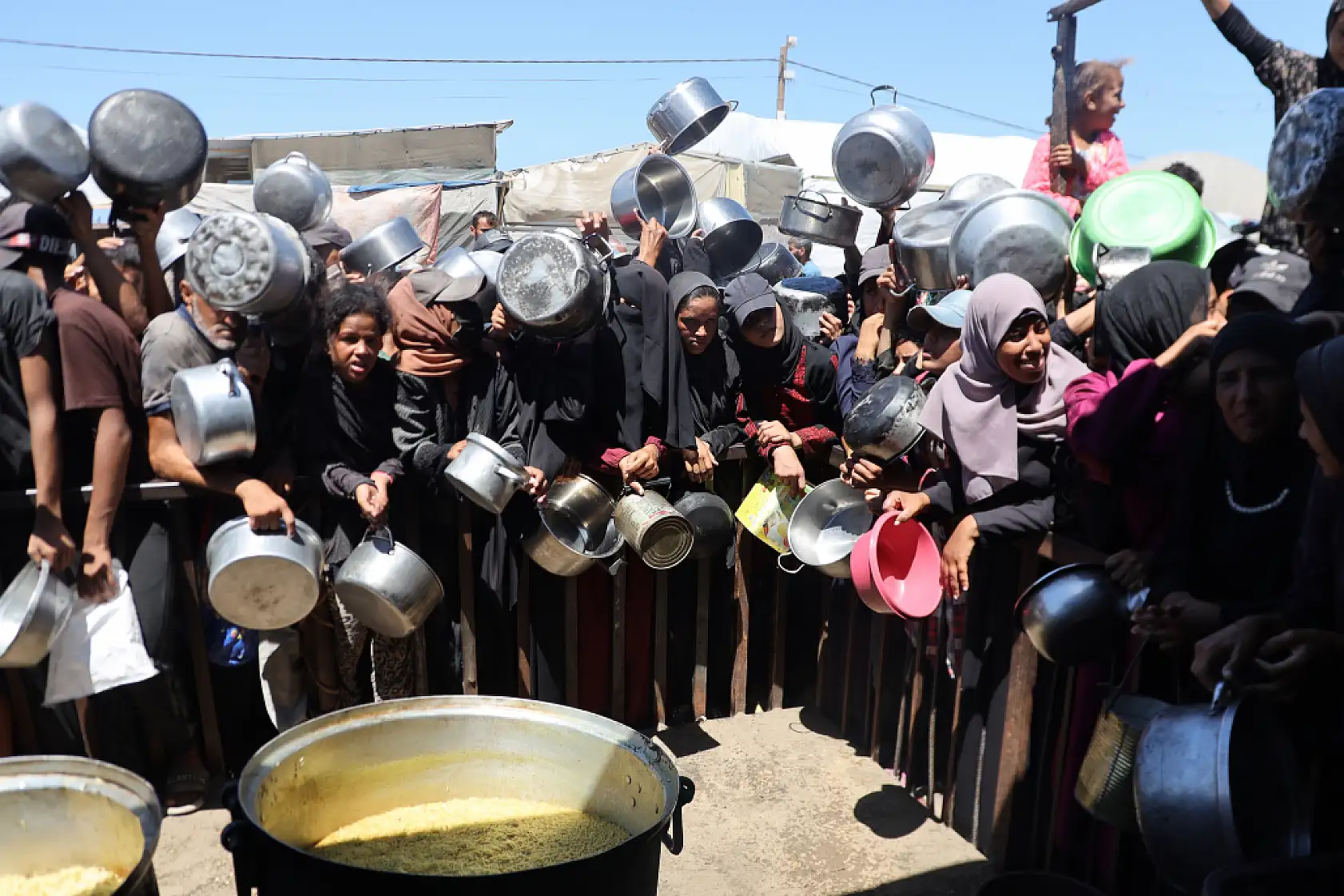 Açlıkla mücadele eden Filistinlilere yemek dağıtıldı