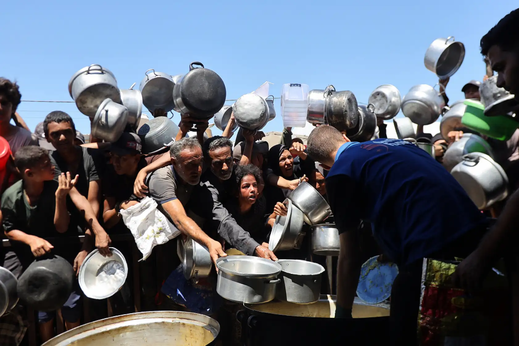 Açlıkla mücadele eden Filistinlilere yemek dağıtıldı