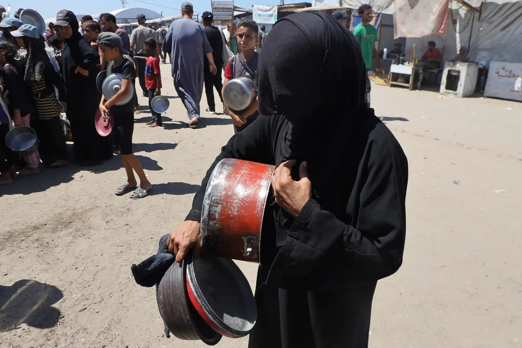 Açlıkla mücadele eden Filistinlilere yemek dağıtıldı