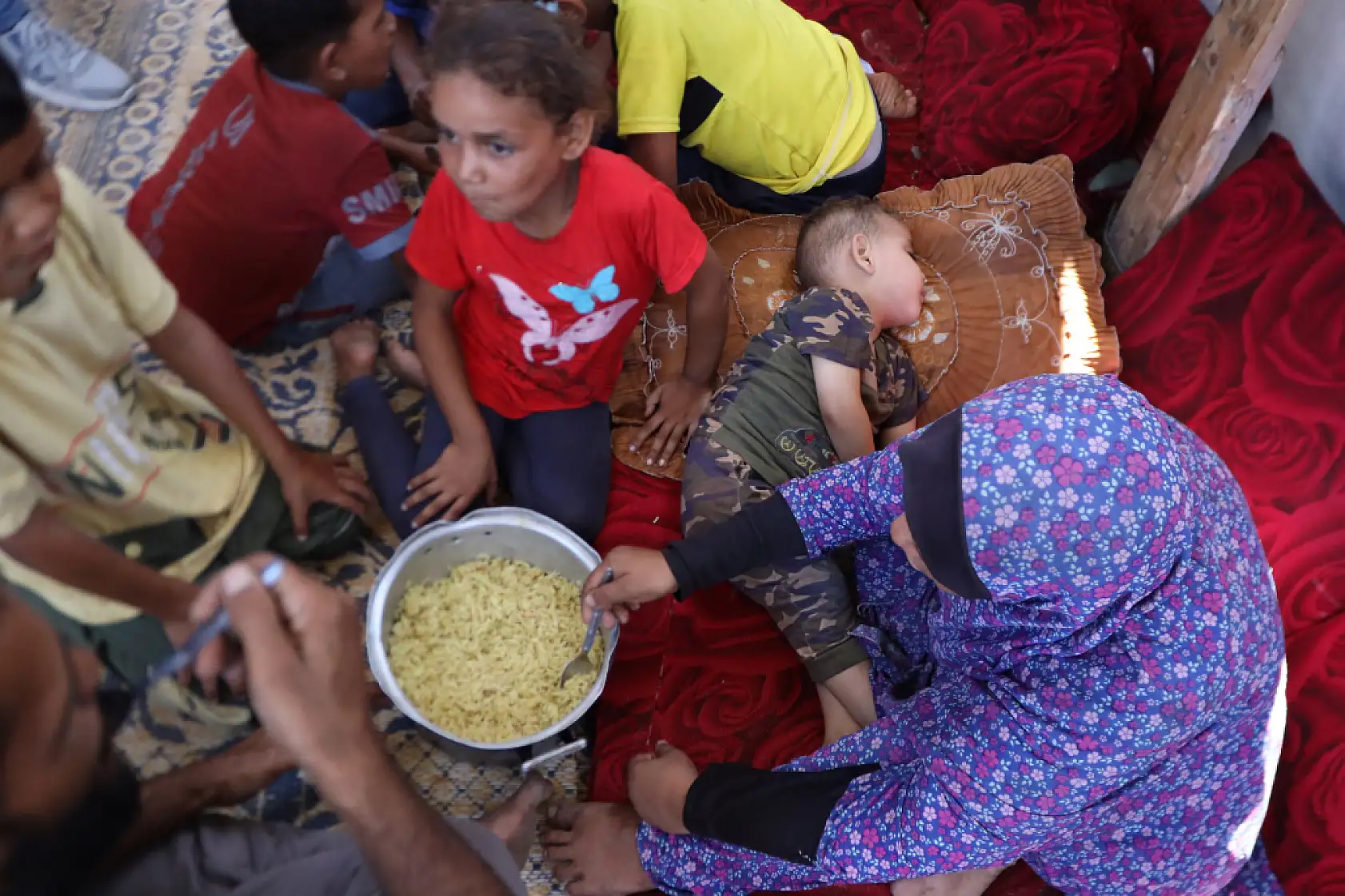 Açlıkla mücadele eden Filistinlilere yemek dağıtıldı