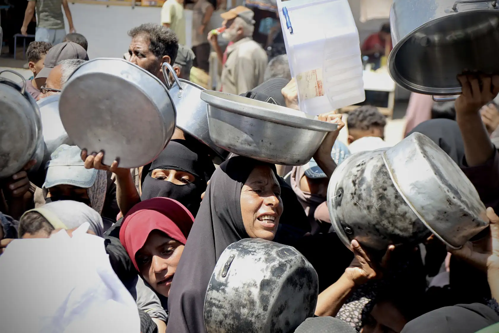 Açlıkla mücadele eden Filistinlilere yemek dağıtıldı