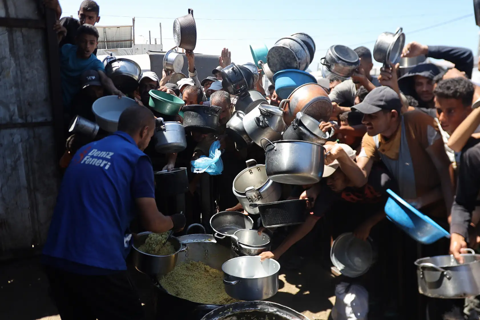 Açlıkla mücadele eden Filistinlilere yemek dağıtıldı