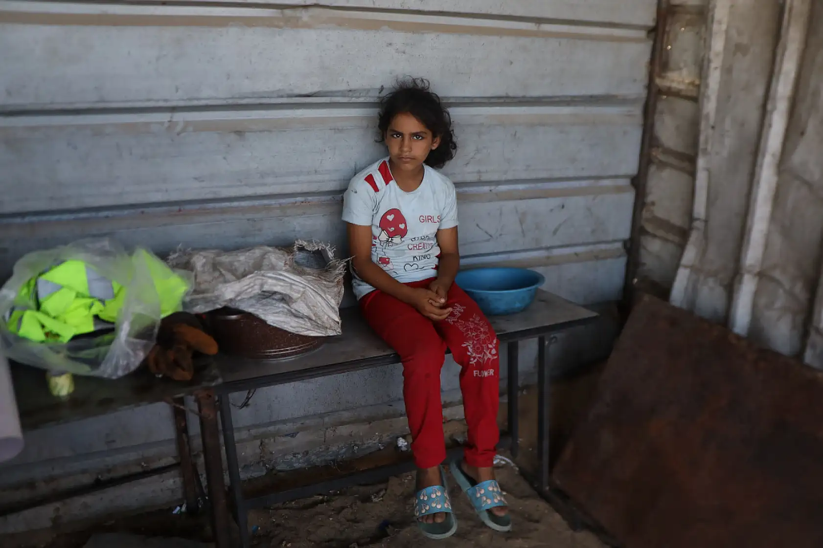 Açlıkla mücadele eden Filistinlilere yemek dağıtıldı