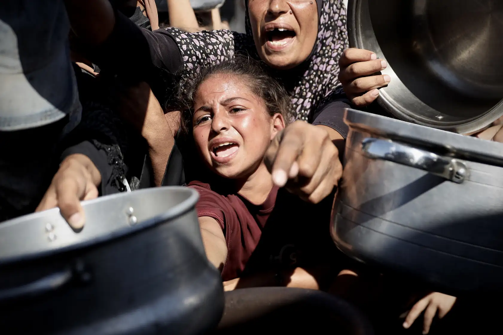 Açlıkla mücadele eden Filistinlilere yemek dağıtıldı