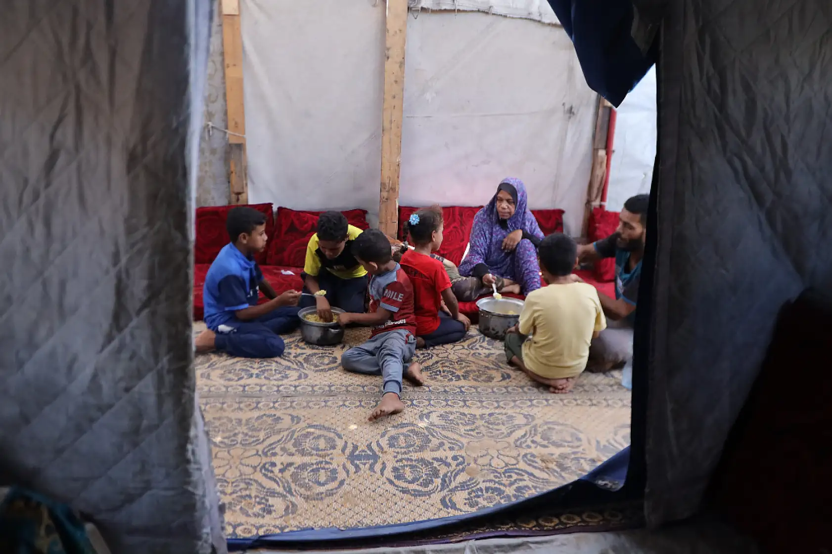 Açlıkla mücadele eden Filistinlilere yemek dağıtıldı