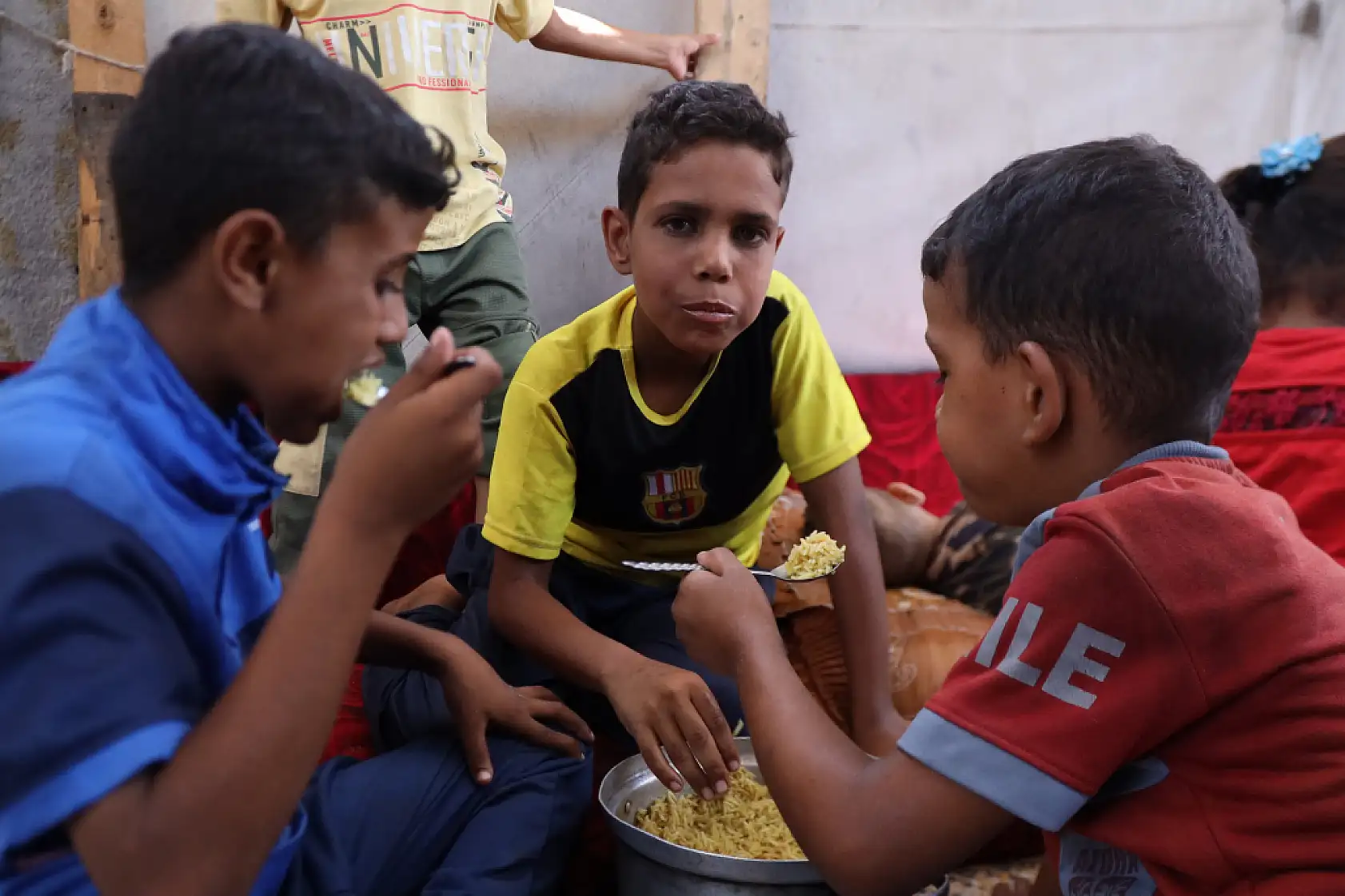 Açlıkla mücadele eden Filistinlilere yemek dağıtıldı