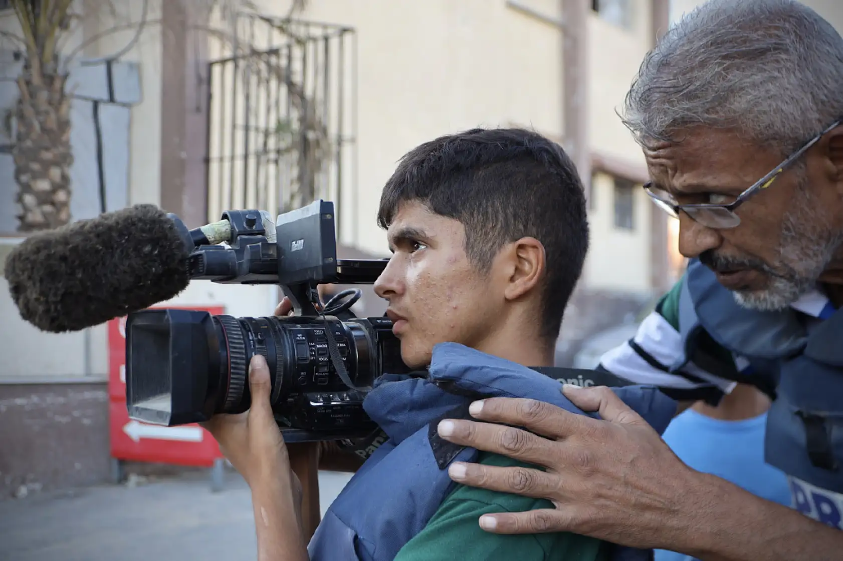 62 yaşındaki gazeteci mesleğini yeğenine öğretiyor