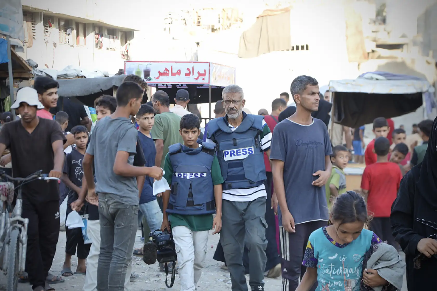 62 yaşındaki gazeteci mesleğini yeğenine öğretiyor