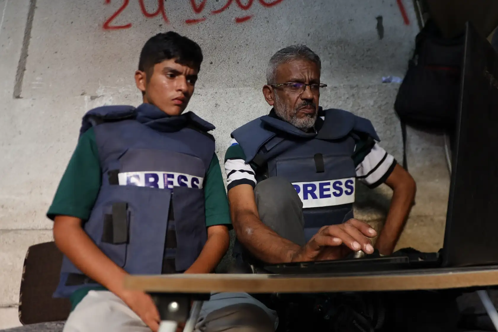 62 yaşındaki gazeteci mesleğini yeğenine öğretiyor