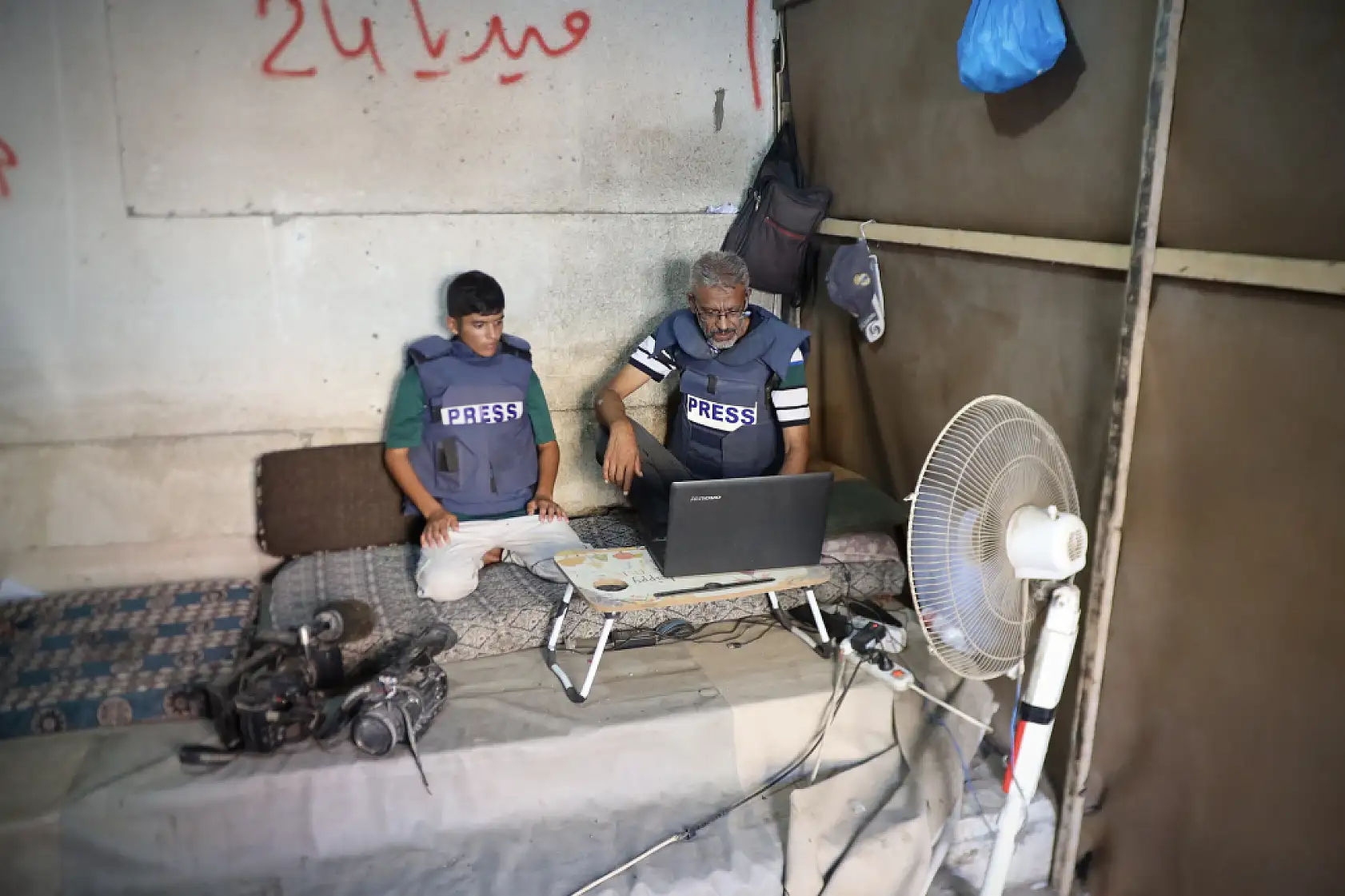 62 yaşındaki gazeteci mesleğini yeğenine öğretiyor