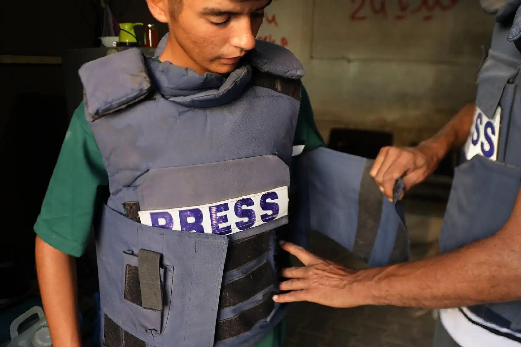 62 yaşındaki gazeteci mesleğini yeğenine öğretiyor