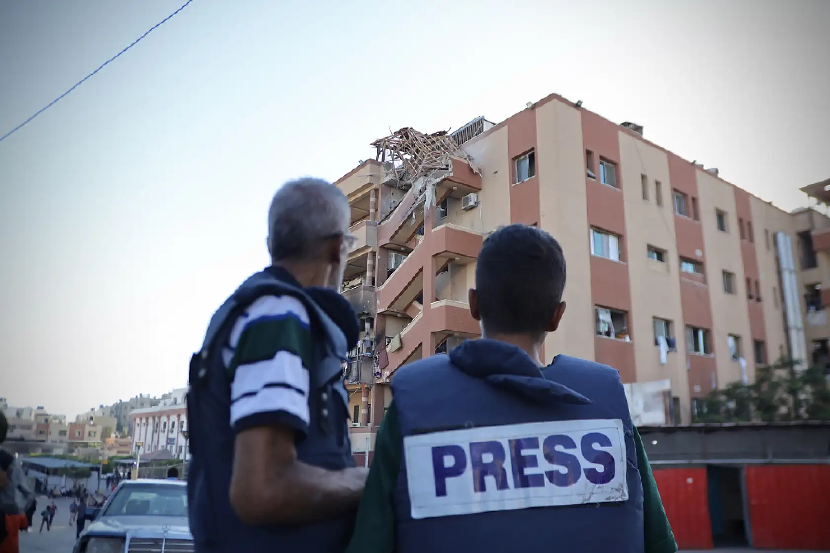 62 yaşındaki gazeteci mesleğini yeğenine öğretiyor