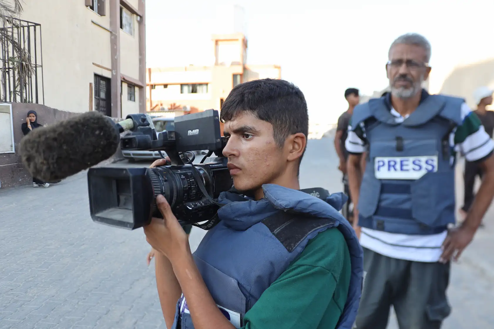 62 yaşındaki gazeteci mesleğini yeğenine öğretiyor