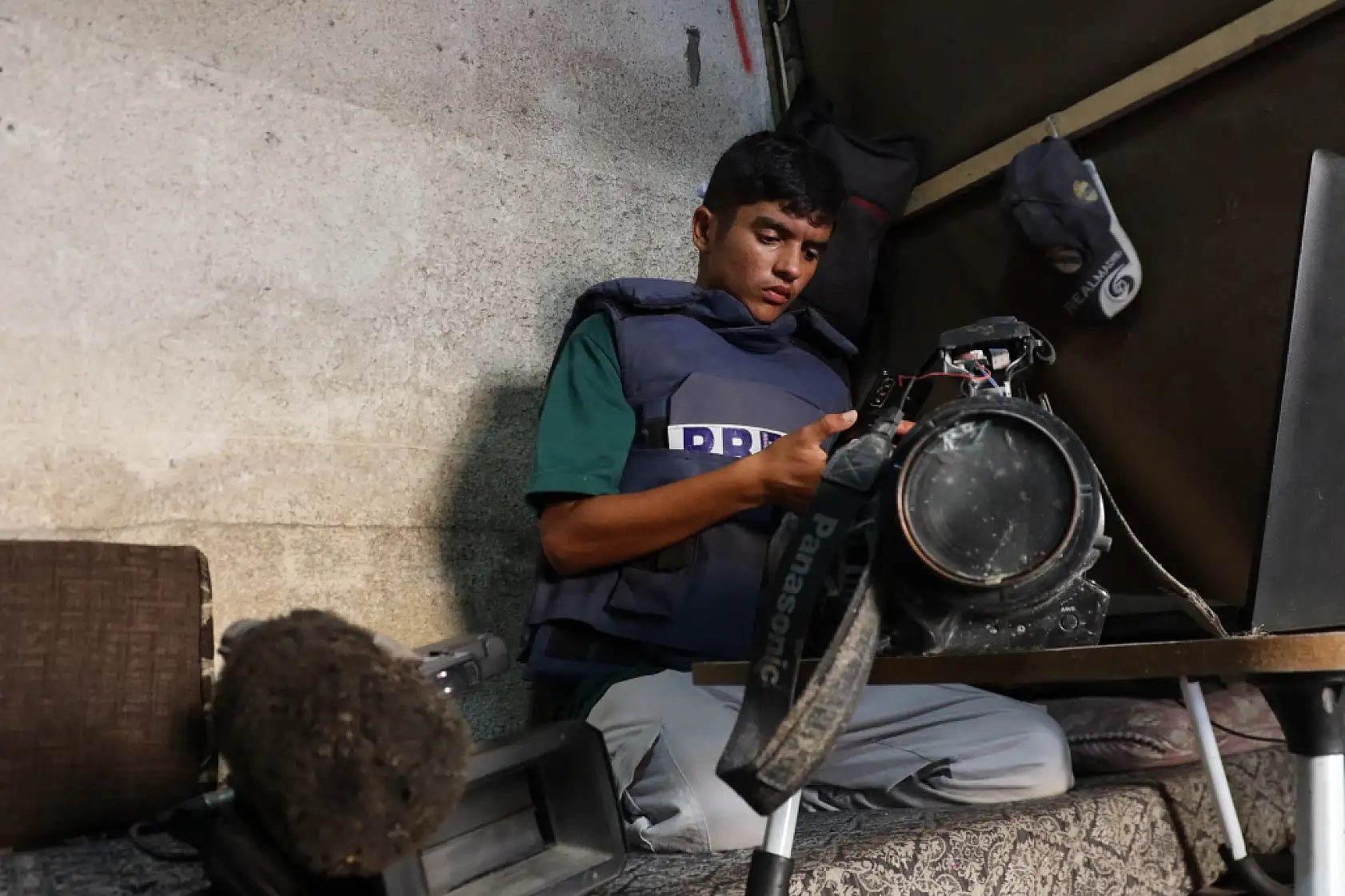 62 yaşındaki gazeteci mesleğini yeğenine öğretiyor