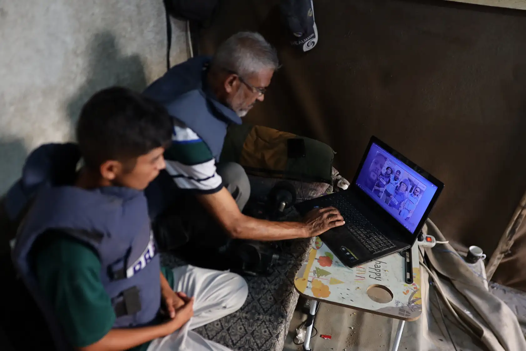 62 yaşındaki gazeteci mesleğini yeğenine öğretiyor