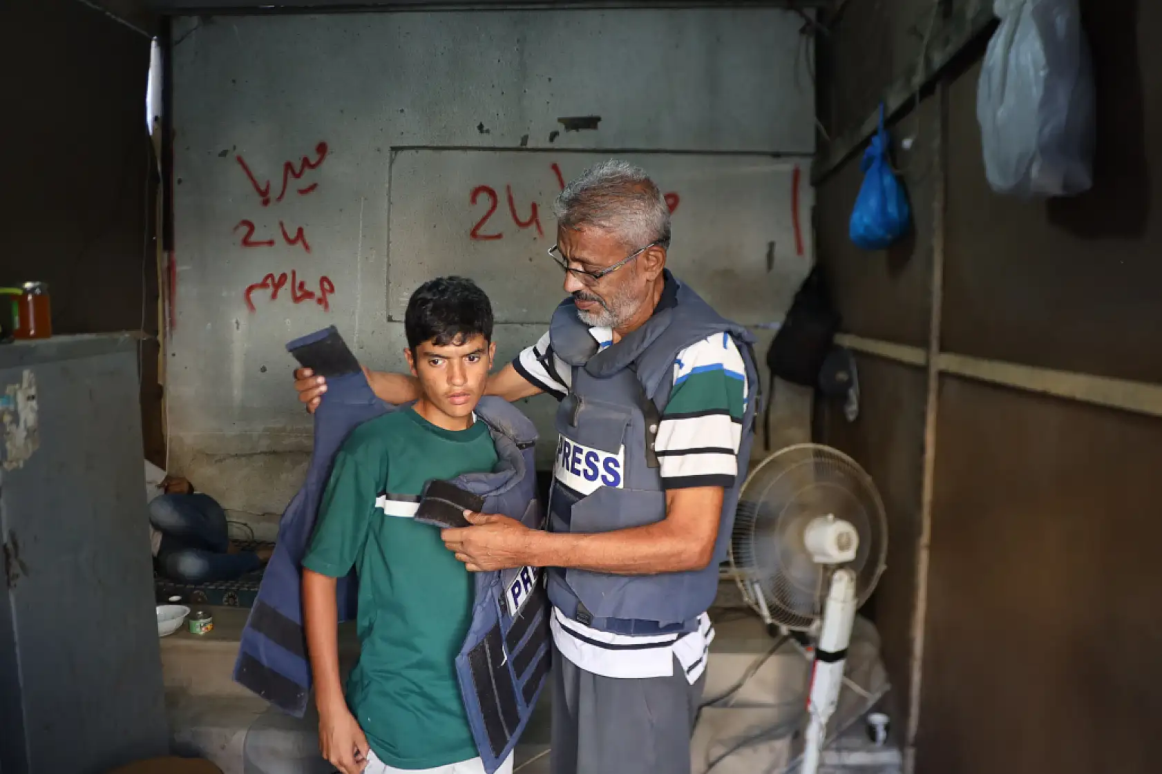 62 yaşındaki gazeteci mesleğini yeğenine öğretiyor