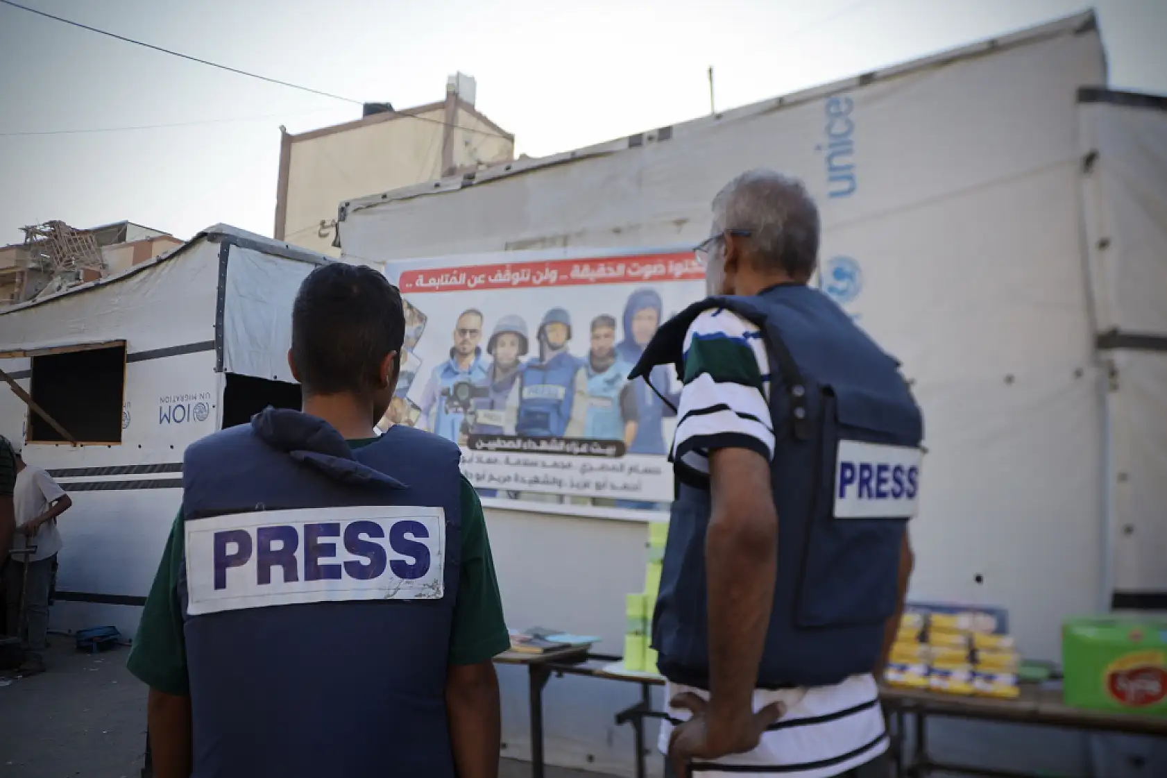 62 yaşındaki gazeteci mesleğini yeğenine öğretiyor